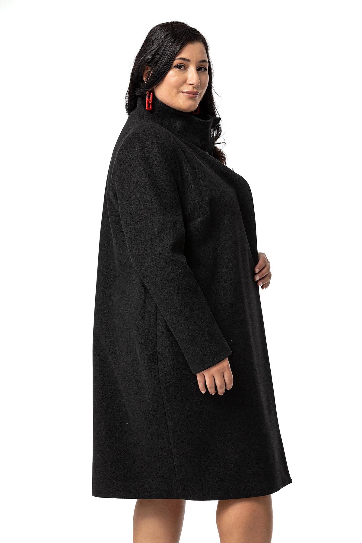 KabanDisentis Modest Büyük Beden Dik Yaka Düğme Detaylı Astarlı Siyah Kaşe KabanDISENTIS MODESTBüyük Beden Dik Yaka Düğme Detaylı Astarlı Siyah Kaşe Kaban