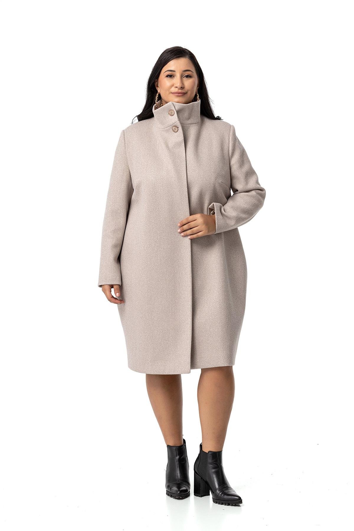 KabanDisentis Modest Büyük Beden Dik Yaka Düğme Detaylı Astarlı Bej Rengi Kaşe KabanDISENTIS MODESTBüyük Beden Dik Yaka Düğme Detaylı Astarlı Bej Rengi Kaşe Kaban