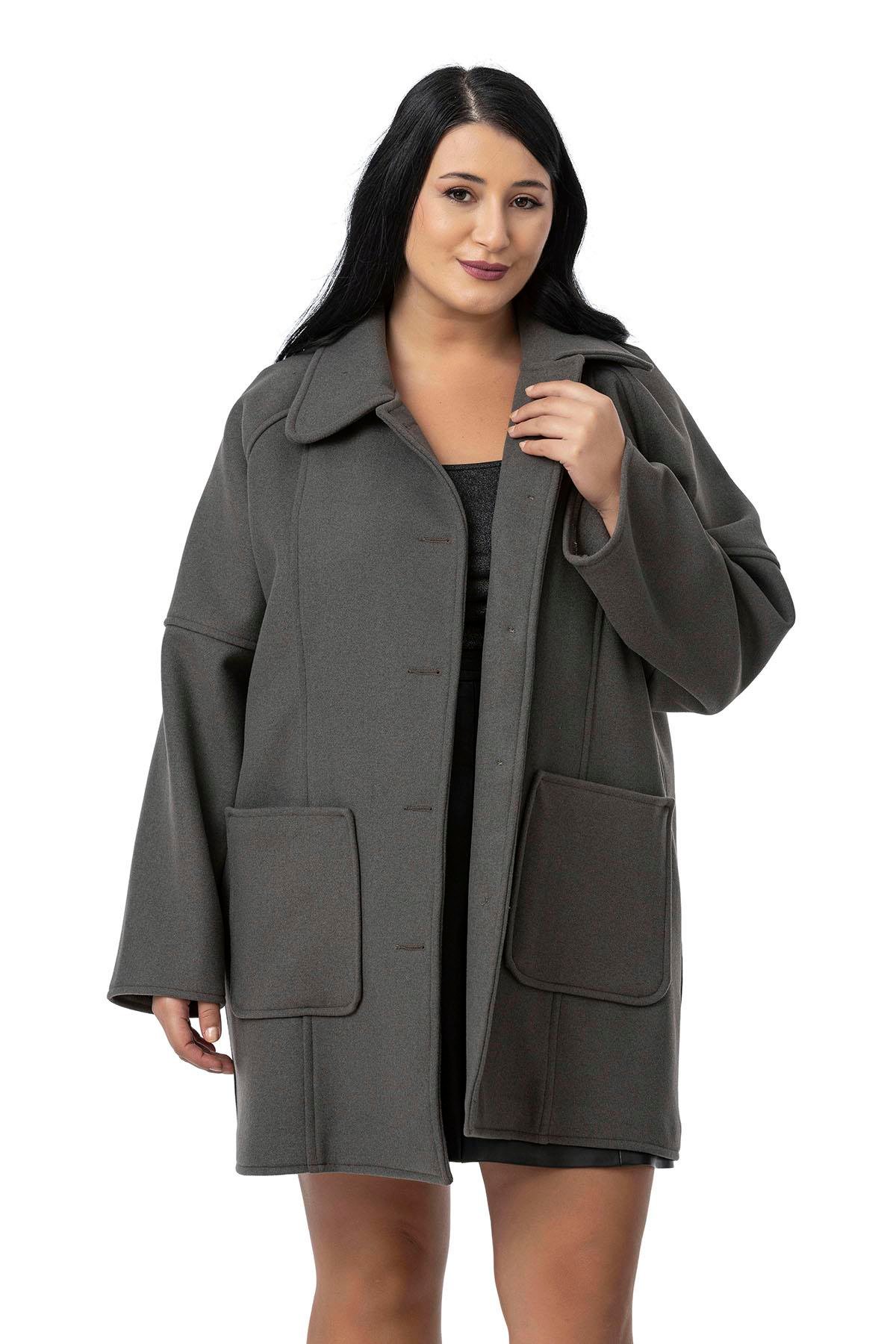 KabanDisentis Modest Büyük Beden Gömlek Yaka Reglan Kollu Torba Cepli Astarsız Kaşe Kısa Gri KabanDISENTIS MODESTBüyük Beden Gömlek Yaka Reglan Kollu Torba Cepli Astarsız Kaşe Kısa Gri Kaban