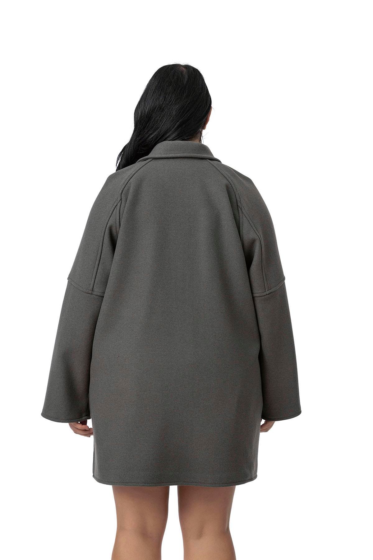 KabanDisentis Modest Büyük Beden Gömlek Yaka Reglan Kollu Torba Cepli Astarsız Kaşe Kısa Gri KabanDISENTIS MODESTBüyük Beden Gömlek Yaka Reglan Kollu Torba Cepli Astarsız Kaşe Kısa Gri Kaban