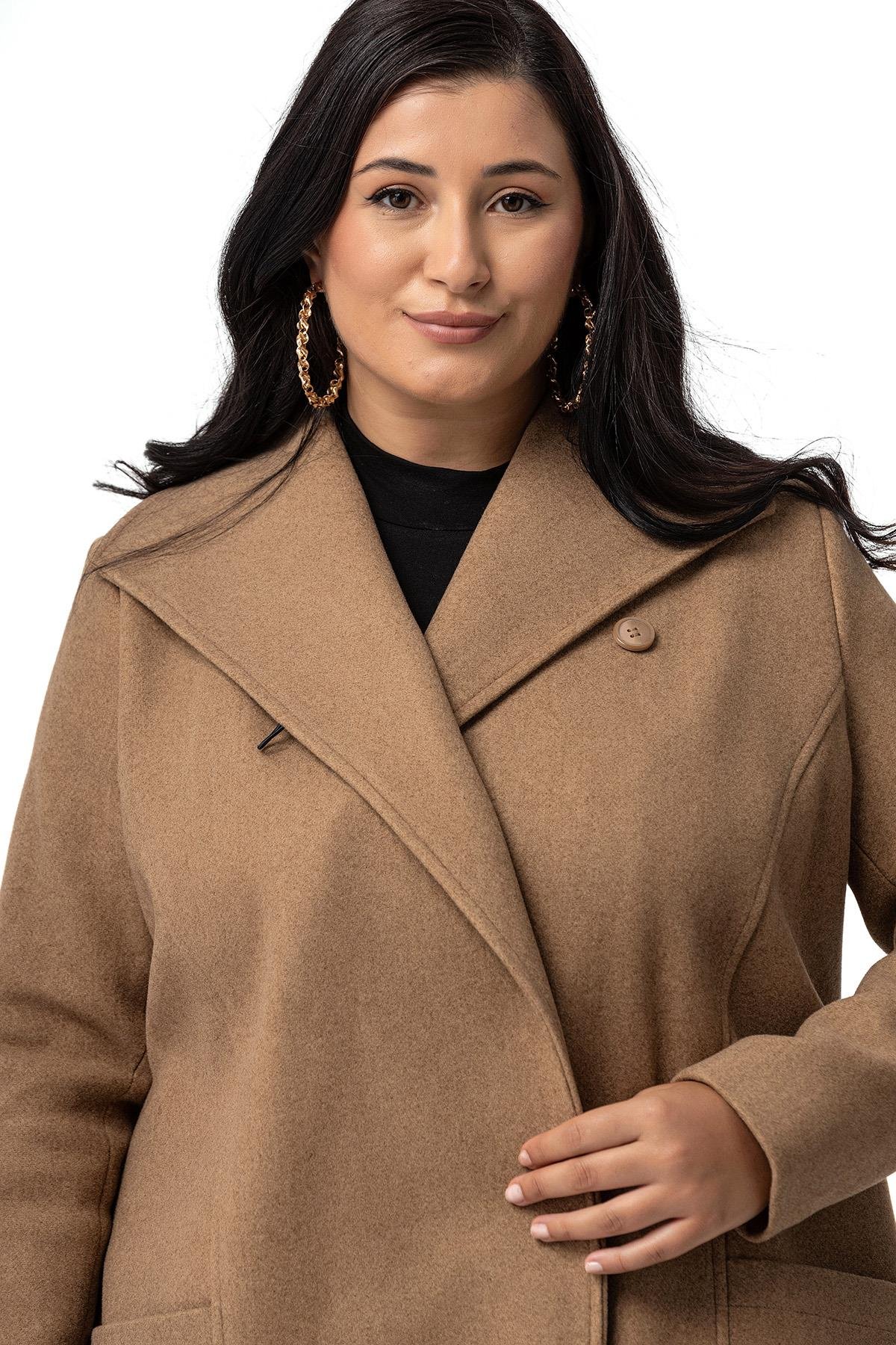 KabanDisentis Modest Büyük Beden Torba Cepli Tek Düğmeli Astarlı Vizon Kaşe KabanDISENTIS MODESTBüyük Beden Torba Cepli Tek Düğmeli Astarlı Vizon Kaşe Kaban