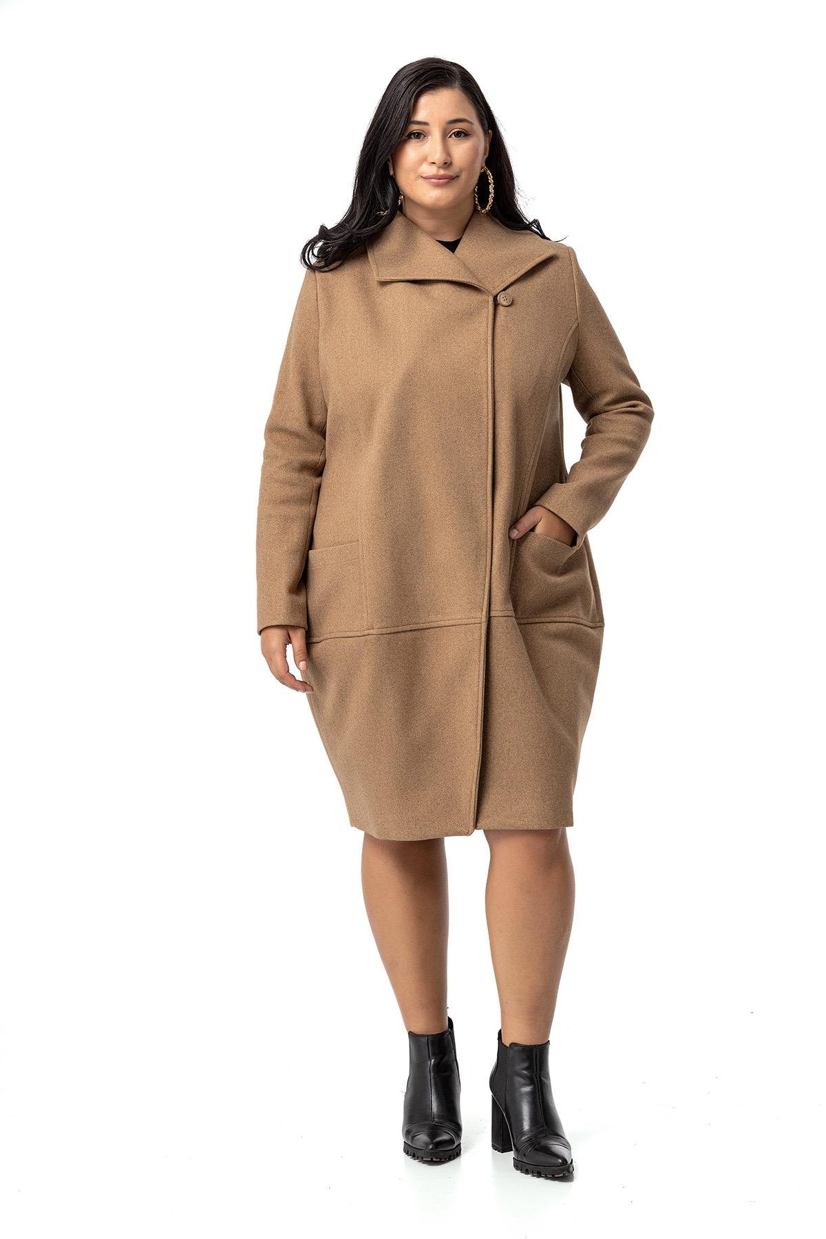 KabanDisentis Modest Büyük Beden Torba Cepli Tek Düğmeli Astarlı Vizon Kaşe KabanDISENTIS MODESTBüyük Beden Torba Cepli Tek Düğmeli Astarlı Vizon Kaşe Kaban