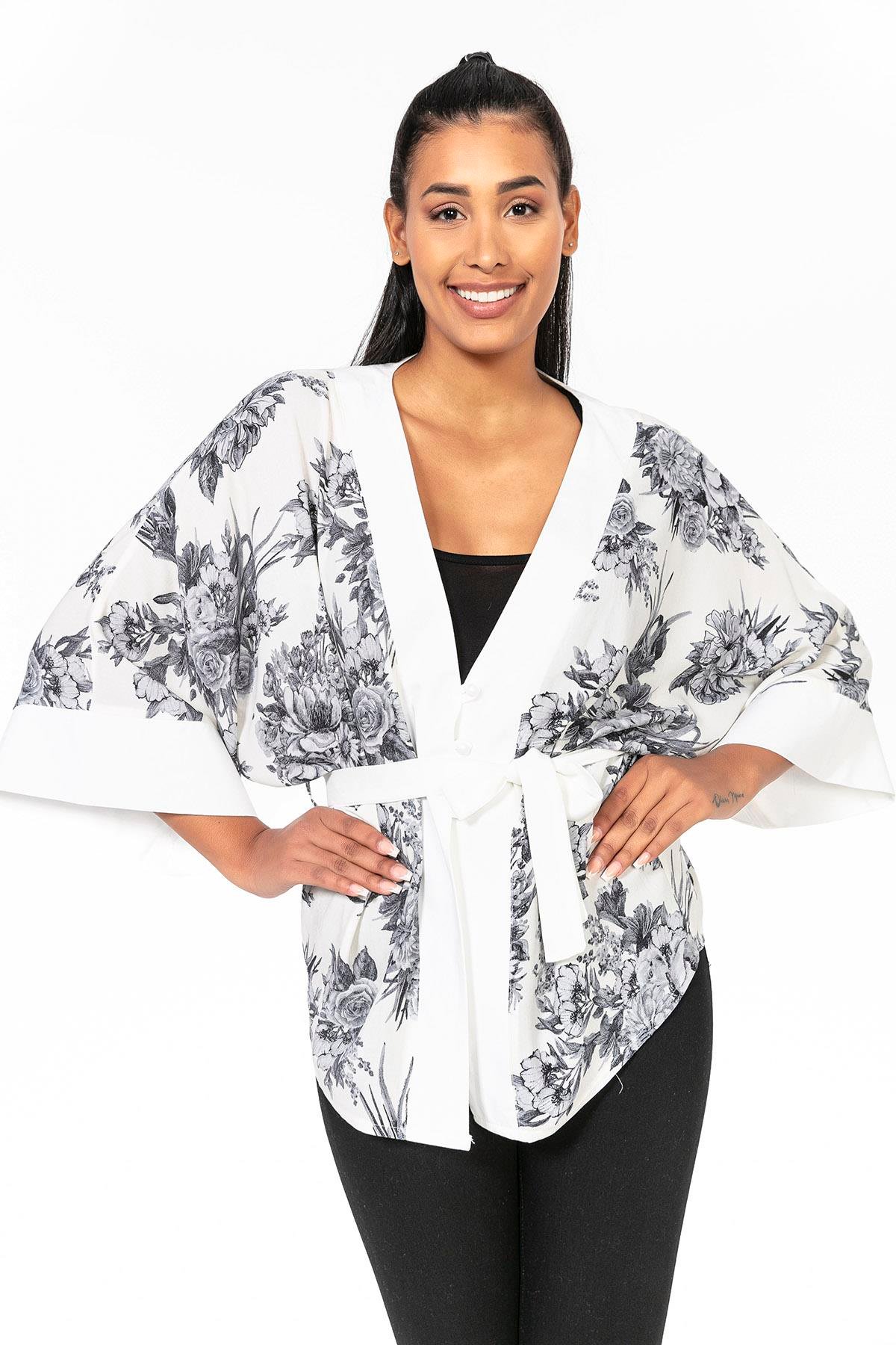 KÜÇÜK BEDENÖnden Bağlamalı ve Düğmeli Kolları Geniş Büyük Çiçekli Siyah Beyaz KimonodisentisÖnden Bağlamalı ve Düğmeli Kolları Geniş Büyük Çiçekli Siyah Beyaz Kimono