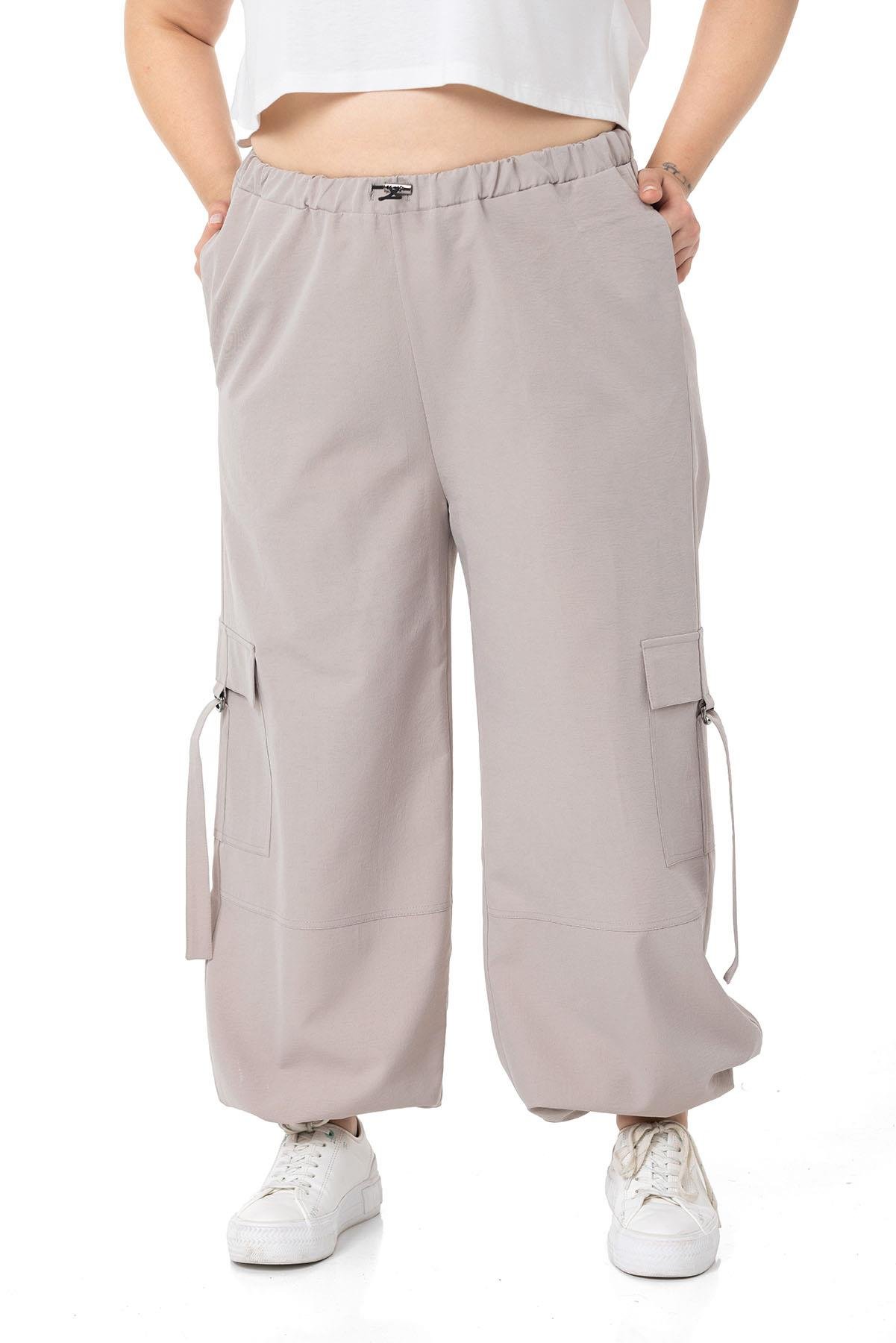 PantolonDISENTIS,BIG SIZE, BÜYÜK BEDEN, PARAŞÜT PANTOLON, KARGO CEPLİ PANTOLON,GENÇ BÜYÜK BEDEN PANTOLONDISENTIS MODESTBüyük Beden Beli ve Paçası Lastikli Kargo Cepli Taş Rengi Paraşüt Pantolon
