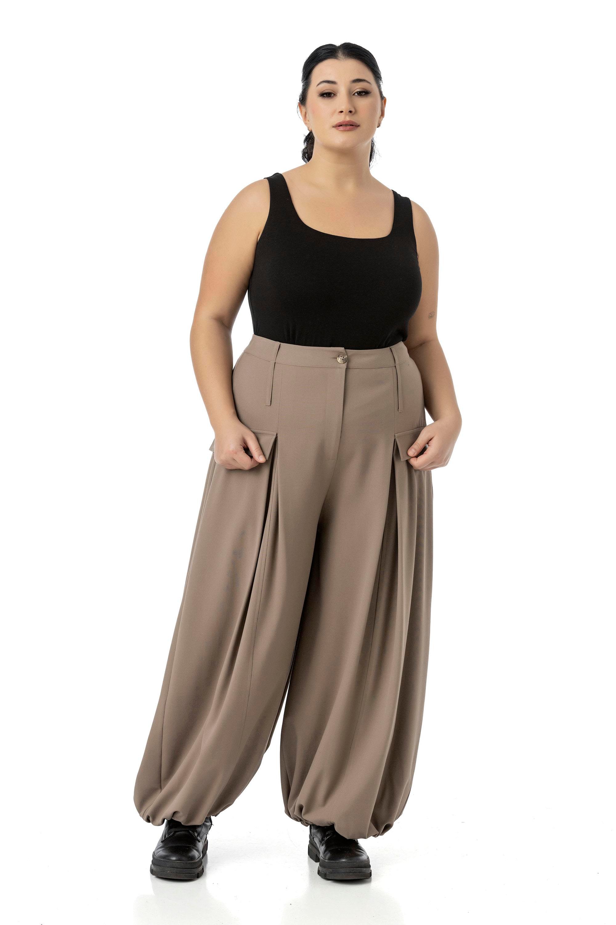 PantolonDisentis Modest Büyük Beden Şalvar Kesim Beli Arkadan ve Paçası Lastikli Derin Plikaşe Detaylı Vizon PantolonDISENTIS MODESTBüyük Beden Şalvar Kesim Beli Arkadan ve Paçası Lastikli Derin Plikaşe Detaylı Vizon Pantolon