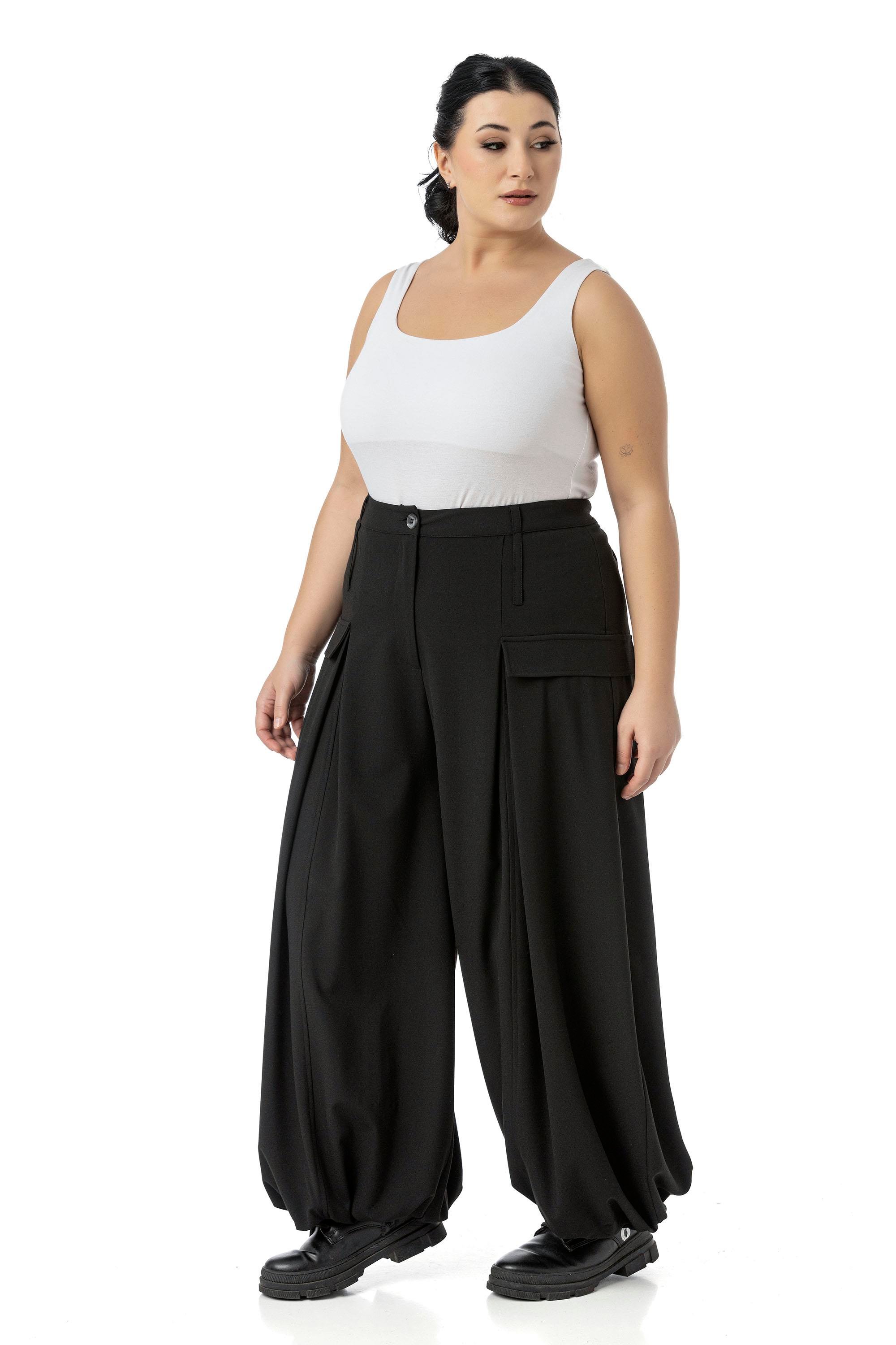 PantolonDisentis Modest Büyük Beden Şalvar Kesim Beli Arkadan ve Paçası Lastikli Derin Plikaşe Detaylı Siyah PantolonDISENTIS MODESTBüyük Beden Şalvar Kesim Beli Arkadan ve Paçası Lastikli Derin Plikaşe Detaylı Siyah Pantolon