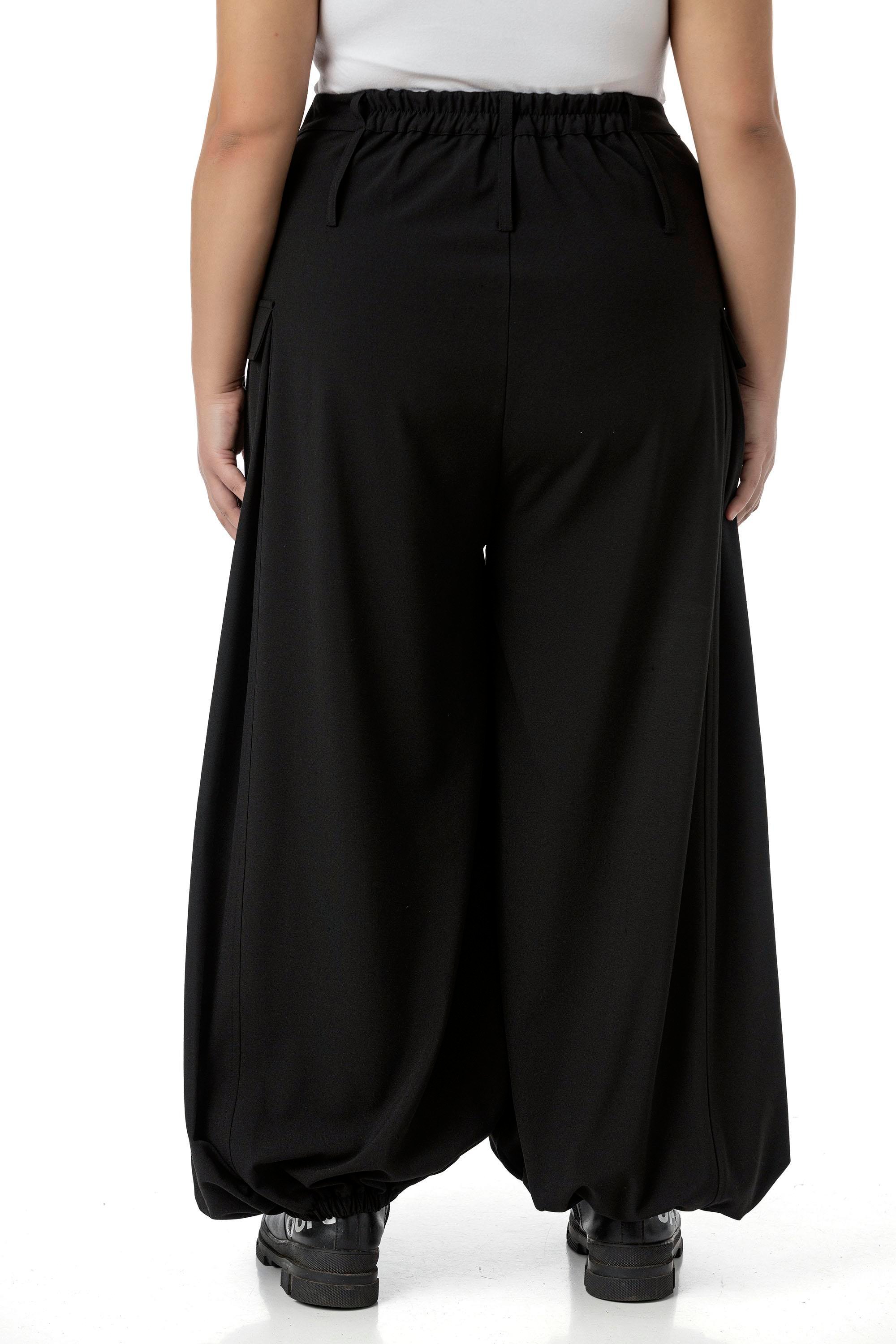 PantolonDisentis Modest Büyük Beden Şalvar Kesim Beli Arkadan ve Paçası Lastikli Derin Plikaşe Detaylı Siyah PantolonDISENTIS MODESTBüyük Beden Şalvar Kesim Beli Arkadan ve Paçası Lastikli Derin Plikaşe Detaylı Siyah Pantolon