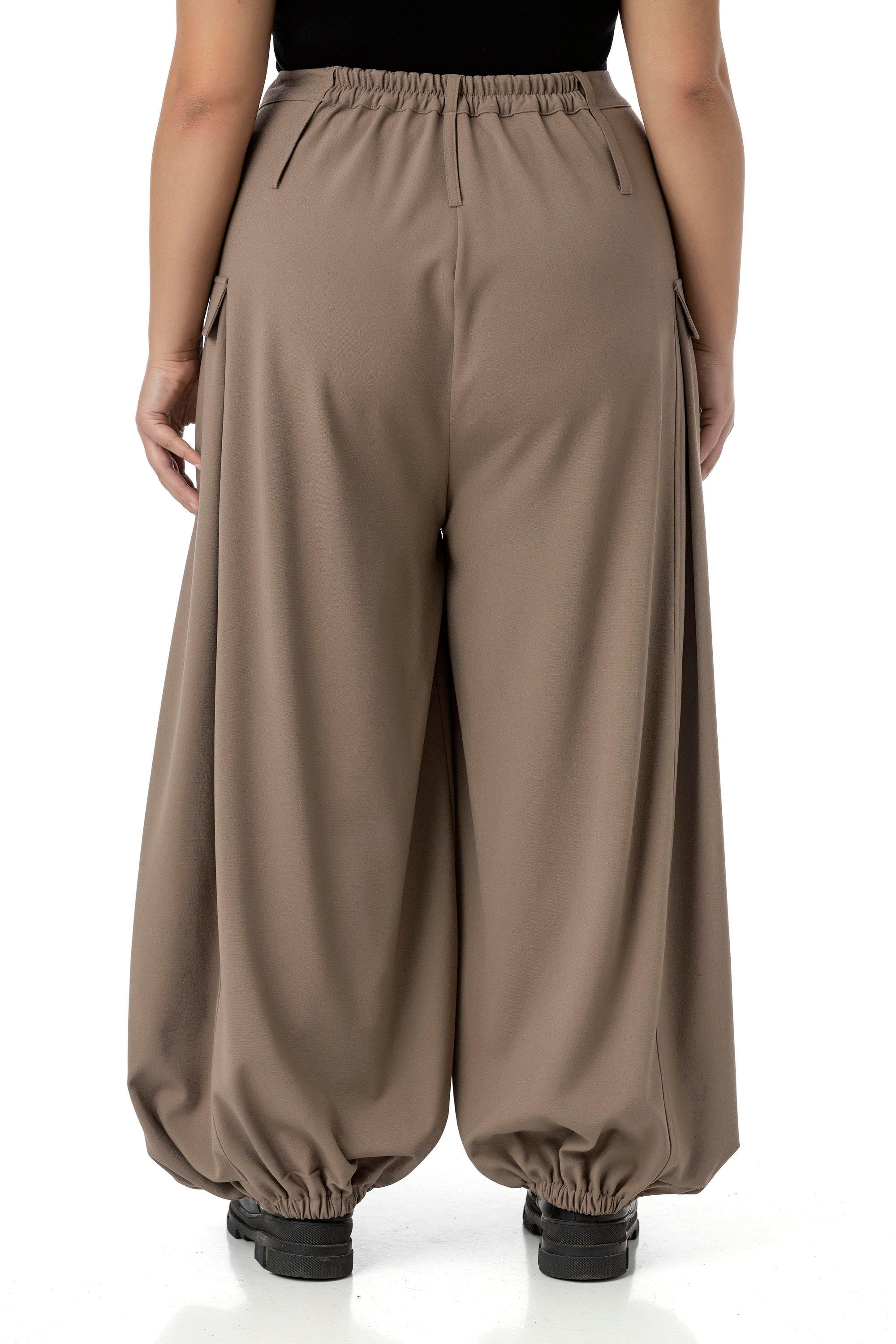 PantolonDisentis Modest Büyük Beden Şalvar Kesim Beli Arkadan ve Paçası Lastikli Derin Plikaşe Detaylı Vizon PantolonDISENTIS MODESTBüyük Beden Şalvar Kesim Beli Arkadan ve Paçası Lastikli Derin Plikaşe Detaylı Vizon Pantolon