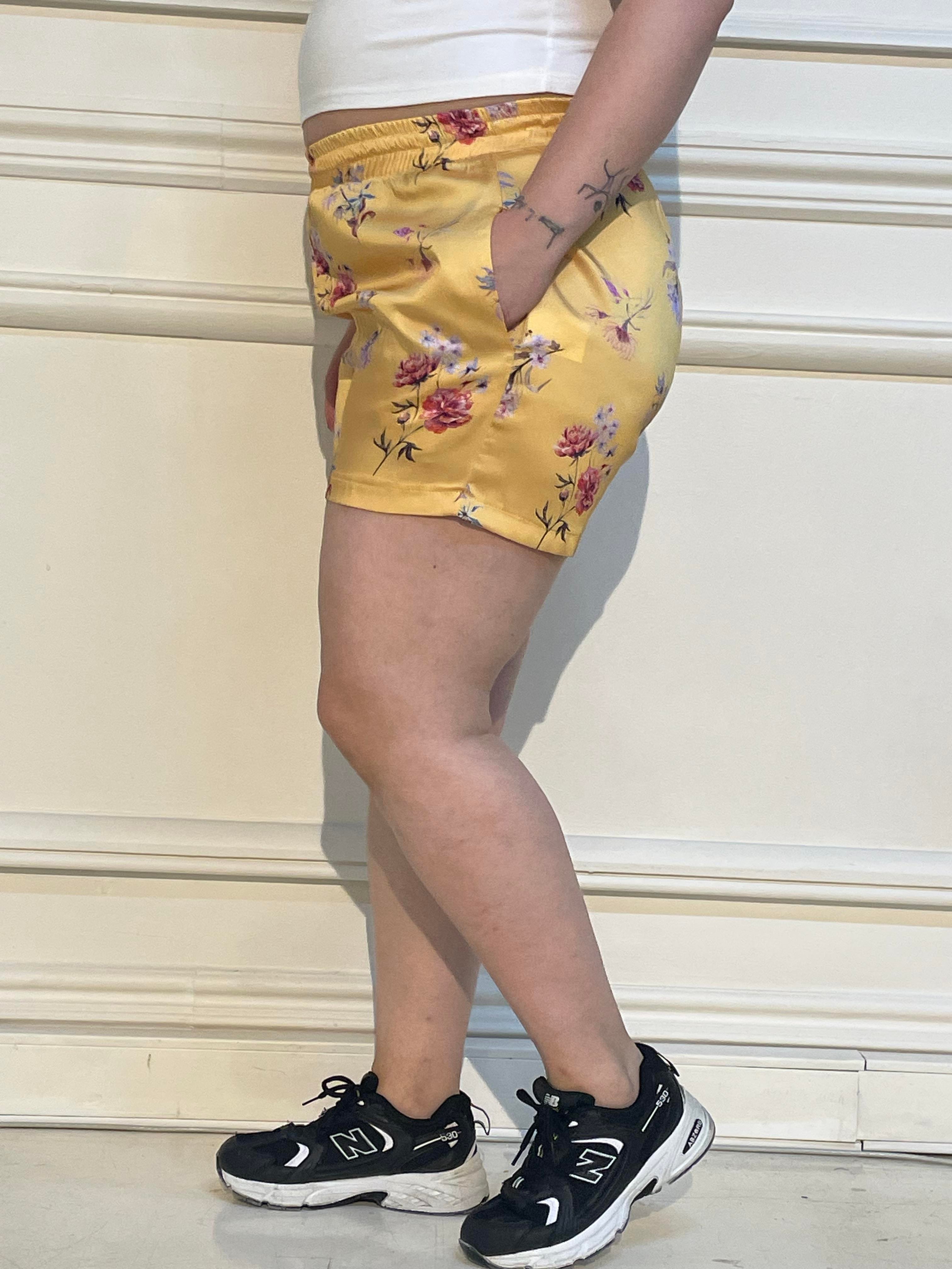 Şort | BermudaDisentis Modest Büyük Beden Beli Lastikli Yandan Cepli Çiçek Desenli Saten Sarı ŞortDISENTIS MODESTBüyük Beden Beli Lastikli Yandan Cepli Çiçek Desenli Saten Sarı  Şort