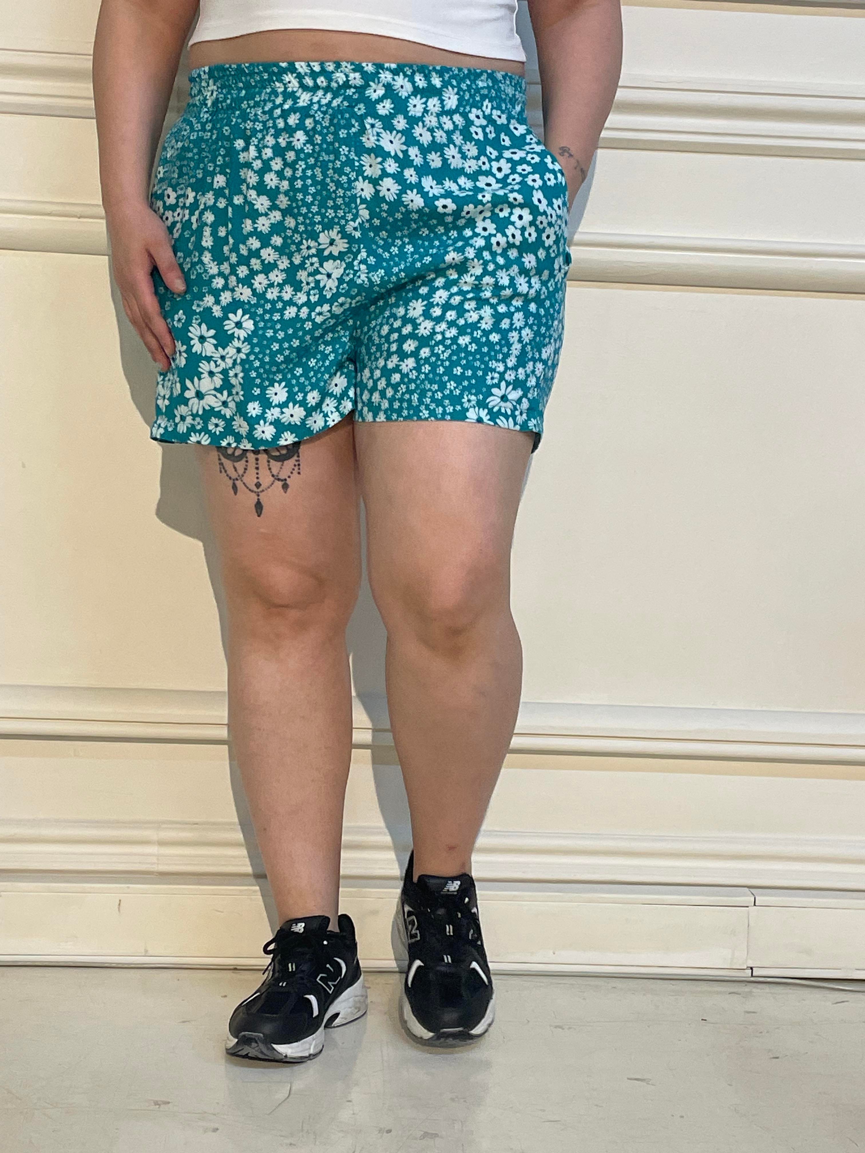 ShortsDisentis Modest Büyük Beden Beli Lastikli Küçük Çiçekli Çift Cepli Şort TurkuazDISENTIS MODESTBüyük Beden Beli Lastikli Küçük Çiçekli Çift Cepli Şort Turkuaz