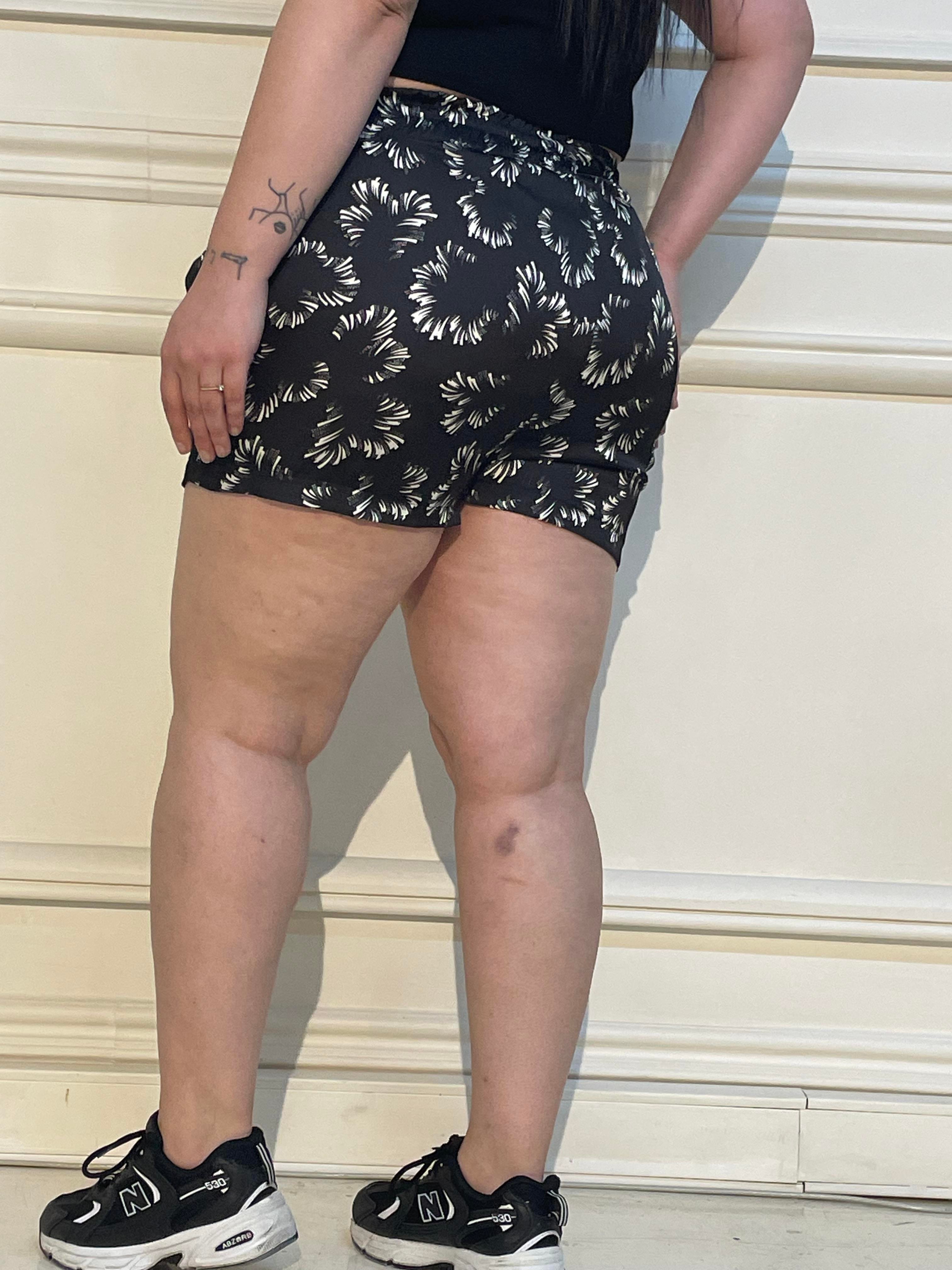 ShortsDisentis Modest Büyük Beden Beli Lastikli Yandan Cepli Desenli Saten Siyah Beyaz ŞortDISENTIS MODESTBüyük Beden Beli Lastikli Yandan Cepli Desenli Saten Siyah Beyaz Şort