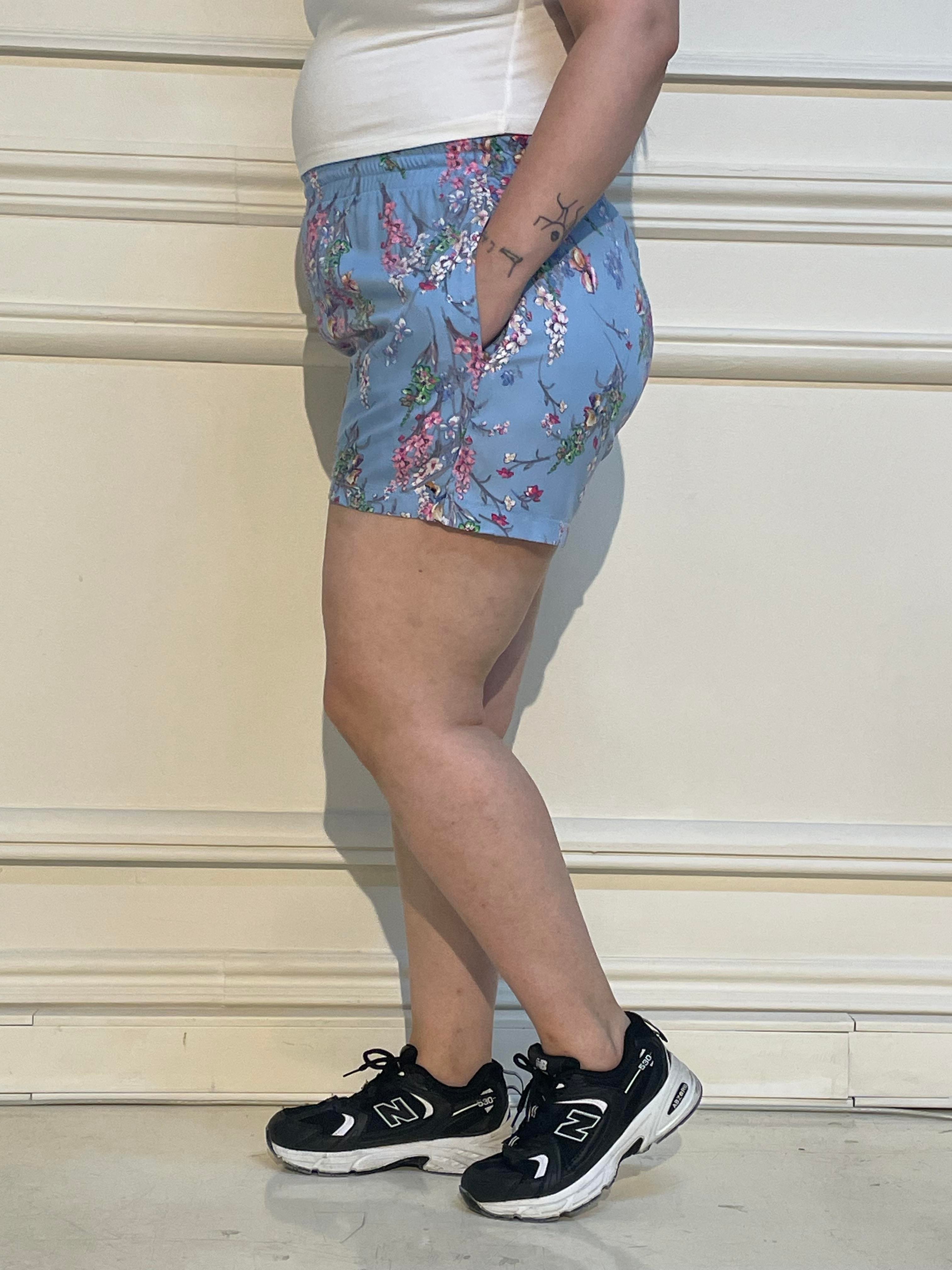 ShortsDisentis Modest Büyük Beden Beli Lastikli Çiçek Desenli Çift Cepli Şort Mavi DISENTIS MODESTBüyük Beden Beli Lastikli Çiçek Desenli Çift Cepli Şort Mavi 