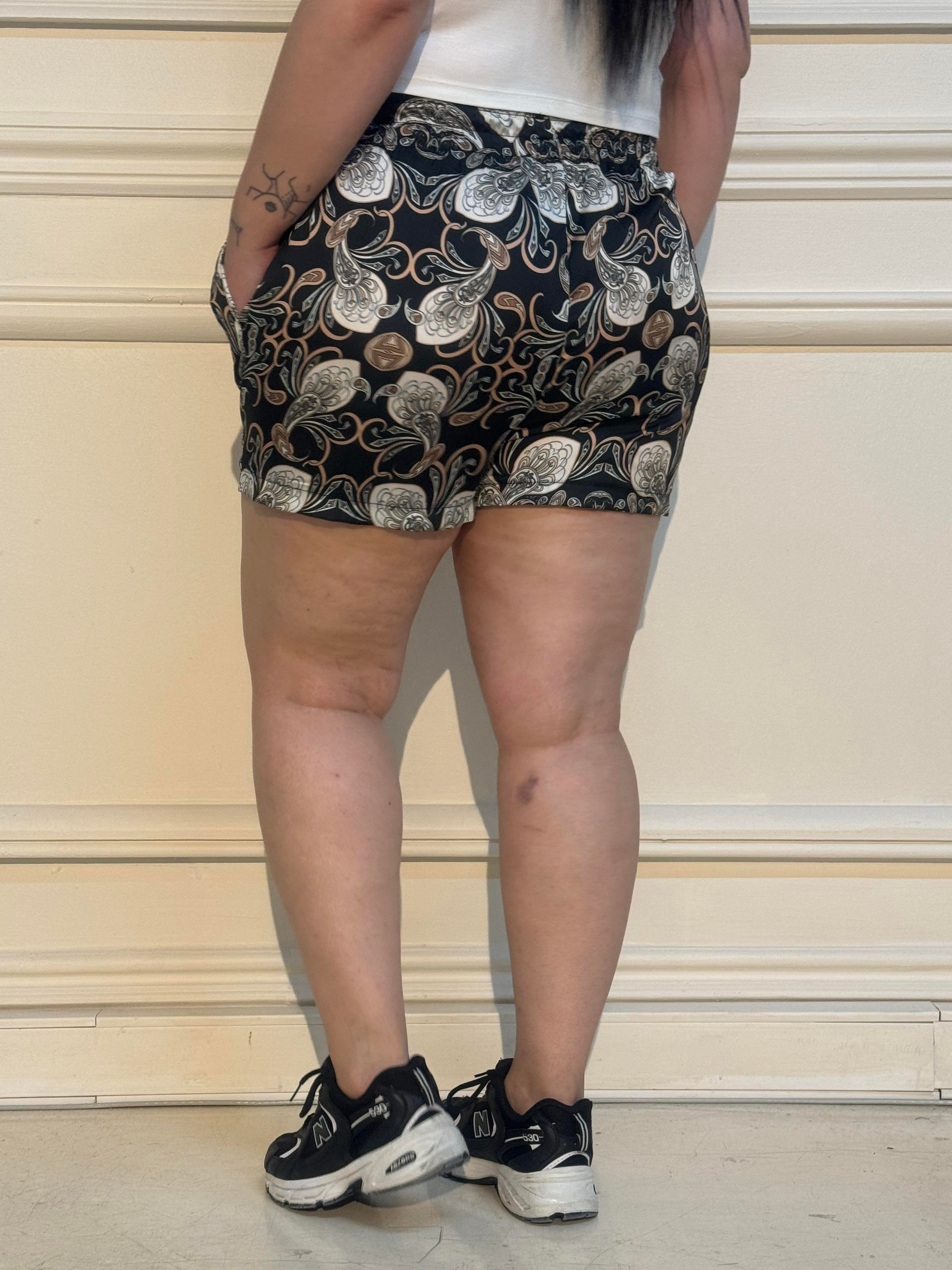 ShortsDisentis Modest Büyük Beden Beli Lastikli Yandan Cepli Desenli Saten Siyah Bej ŞortDISENTIS MODESTBüyük Beden Beli Lastikli Yandan Cepli Desenli Saten Siyah Bej Şort