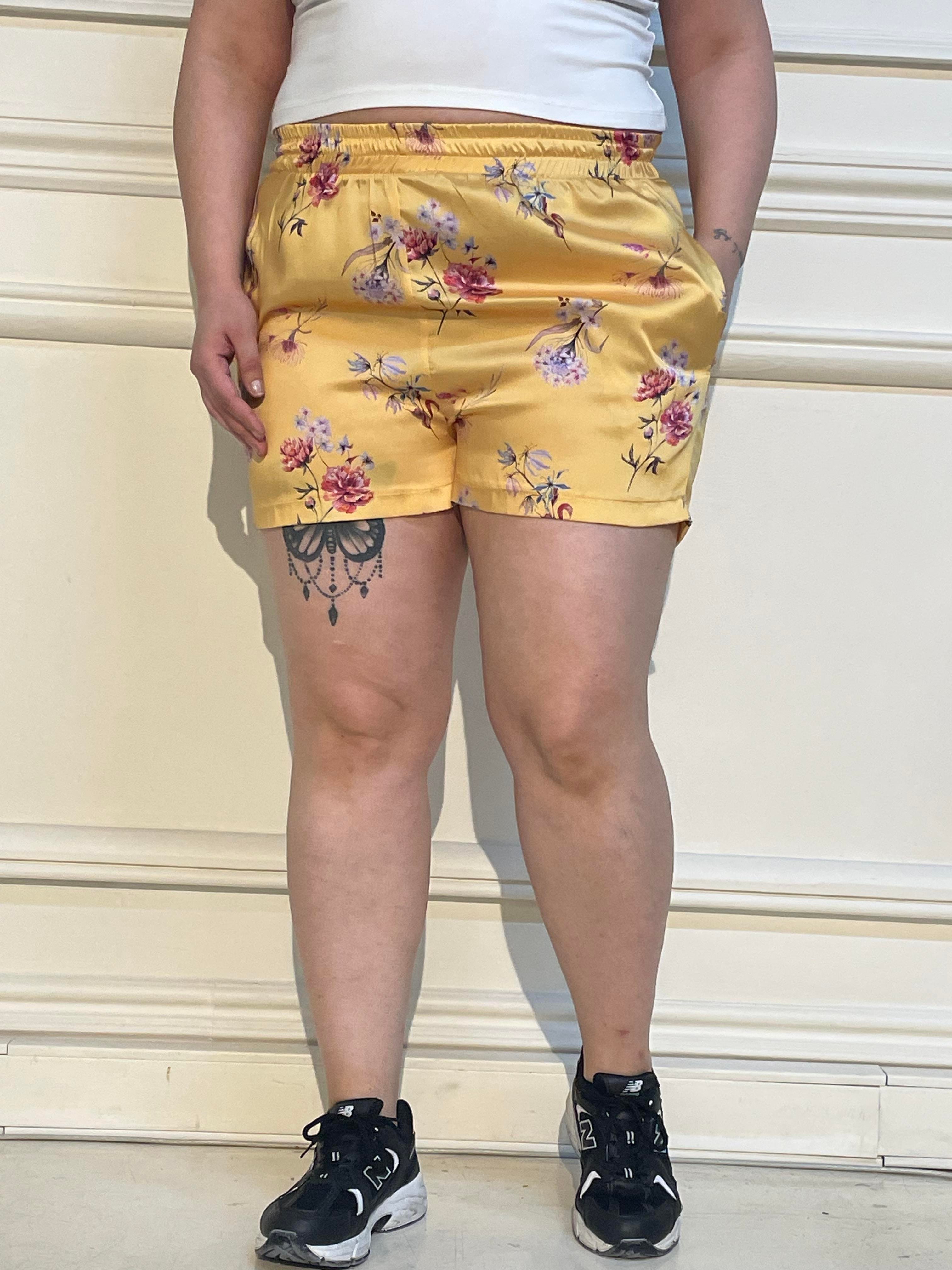 Şort | BermudaDisentis Modest Büyük Beden Beli Lastikli Yandan Cepli Çiçek Desenli Saten Sarı ŞortDISENTIS MODESTBüyük Beden Beli Lastikli Yandan Cepli Çiçek Desenli Saten Sarı  Şort