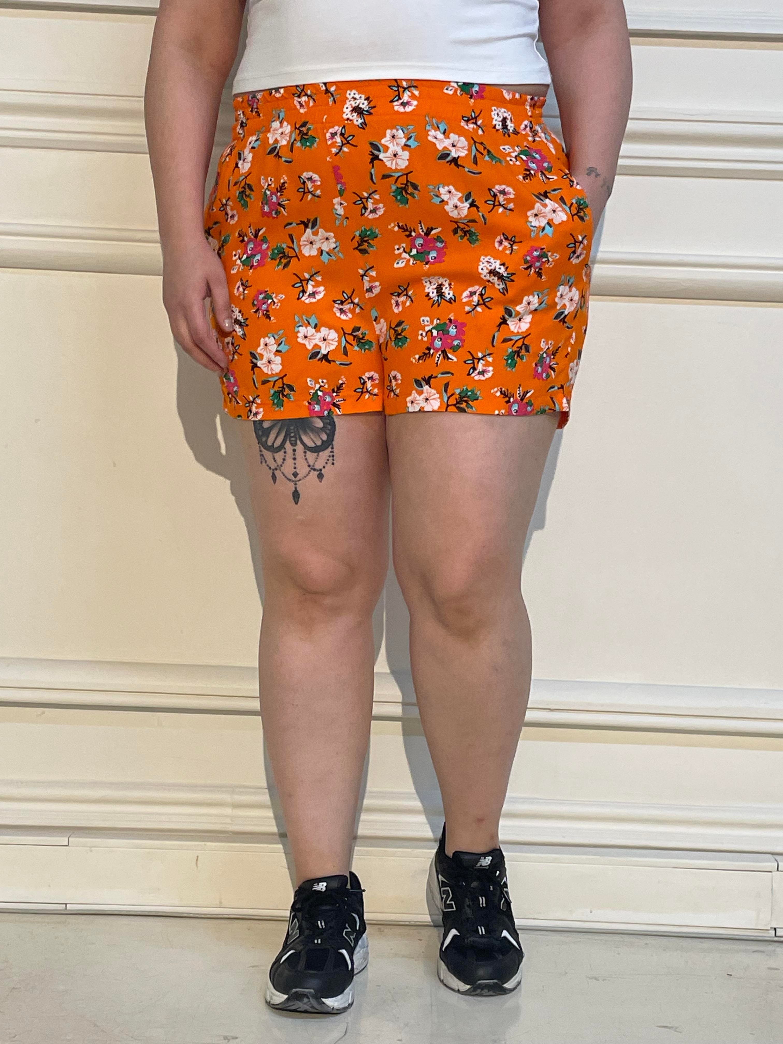 ShortsDisentis Modest Büyük Beden Beli Lastikli Küçük Çiçekli Çift Cepli Şort TuruncuDISENTIS MODESTBüyük Beden Beli Lastikli Küçük Çiçekli Çift Cepli Şort Turuncu