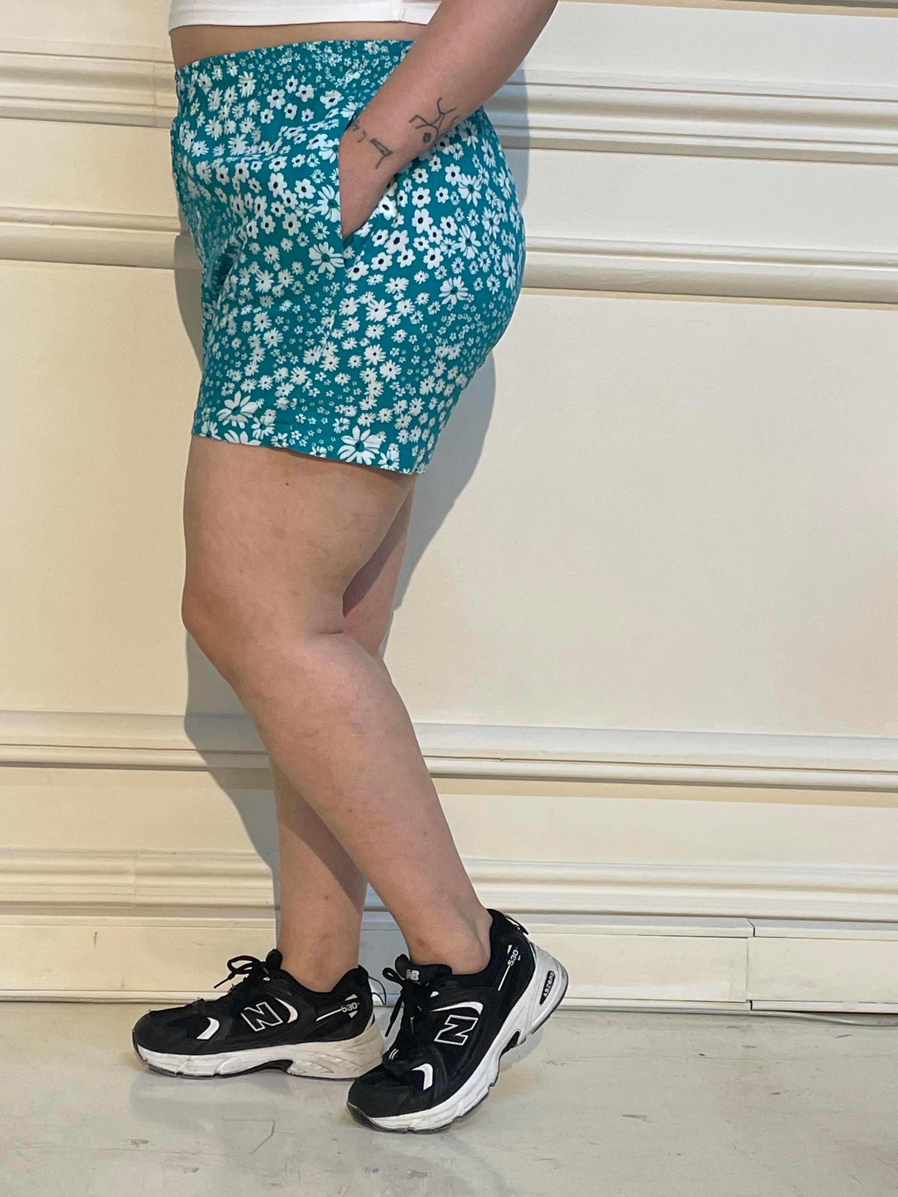 ShortsDisentis Modest Büyük Beden Beli Lastikli Küçük Çiçekli Çift Cepli Şort TurkuazDISENTIS MODESTBüyük Beden Beli Lastikli Küçük Çiçekli Çift Cepli Şort Turkuaz