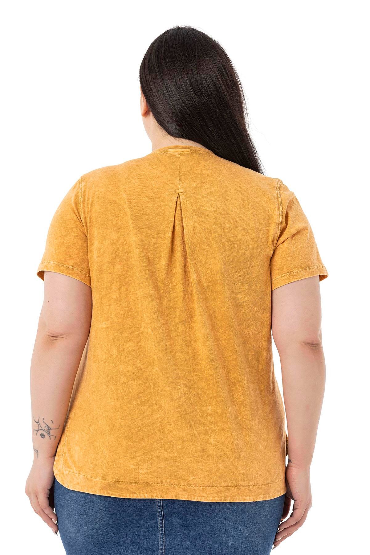 T-ShirtDisentis Modest Büyük Beden Parça Boyalı Bisiklet Yaka Kavisli Yırtmaçlı Hardal T-shirtDISENTIS MODESTBüyük Beden Parça Boyalı Bisiklet Yaka Kavisli Yırtmaçlı Hardal T-shirt