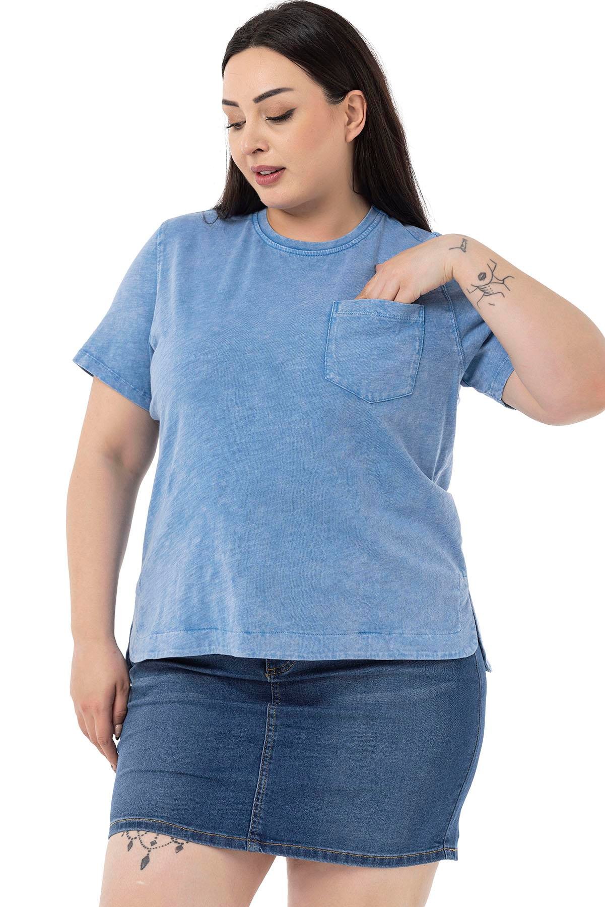 T-ShirtDisentis Modest Büyük Beden Parça Boyalı Bisiklet Yaka Kavisli Yırtmaçlı Mavi T-shirtDISENTIS MODESTBüyük Beden Parça Boyalı Bisiklet Yaka Kavisli Yırtmaçlı Mavi T-shirt