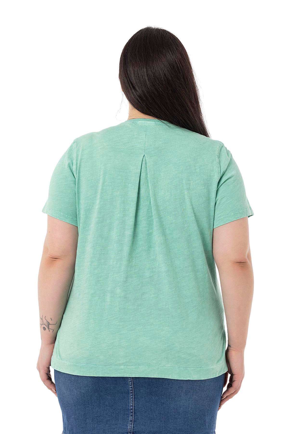 T-ShirtDisentis Modest Büyük Beden Parça Boyalı Bisiklet Yaka Kavisli Yırtmaçlı Yeşil T-shirtDISENTIS MODESTBüyük Beden Parça Boyalı Bisiklet Yaka Kavisli Yırtmaçlı Yeşil T-shirt