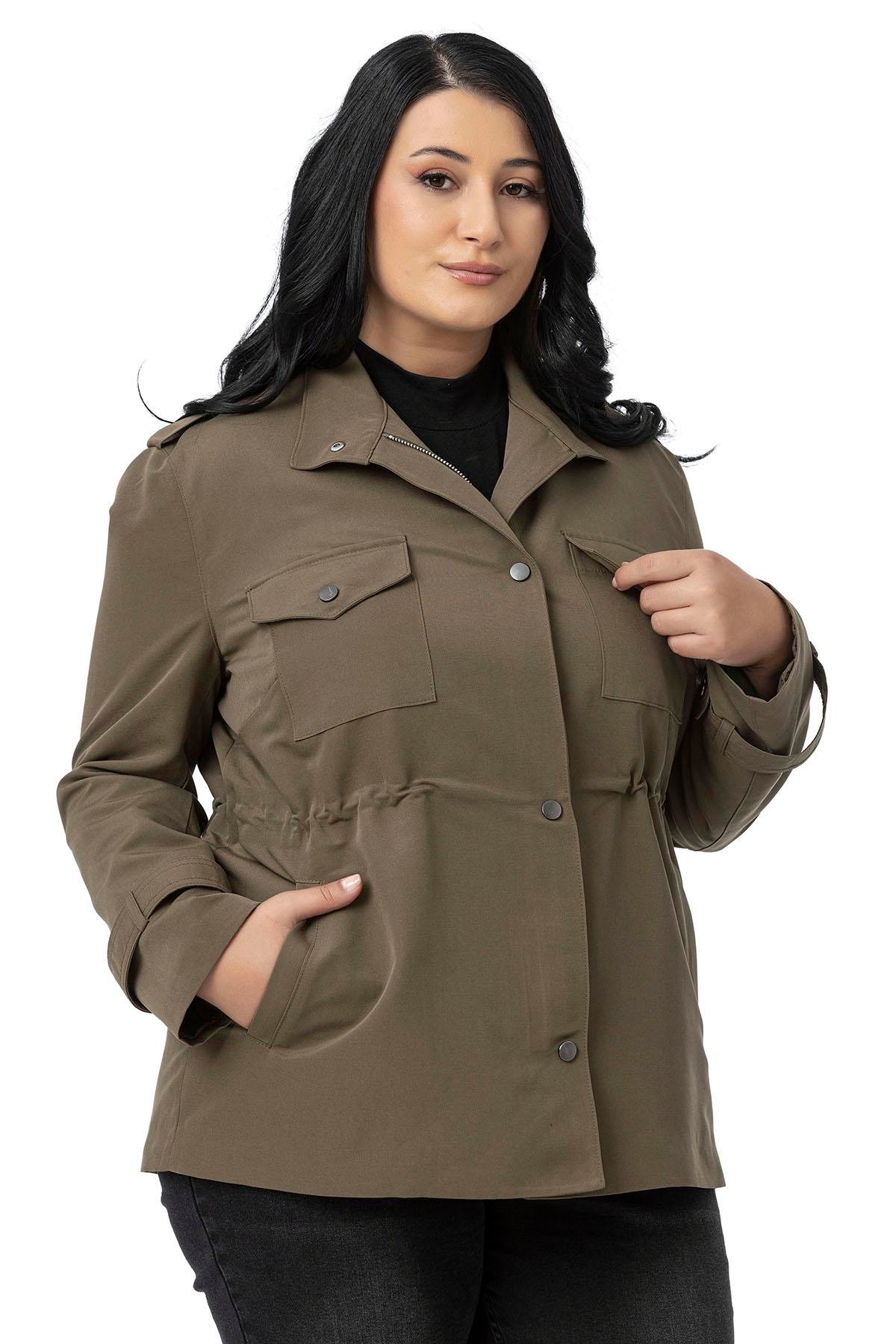 TEK KALANLARBüyük Beden Beli Tünelli Fermuar ve Çıt Çıt  Kapamalı Astarlı Cepli Haki TrençkotDISENTIS MODESTBüyük Beden Beli Tünelli Fermuar ve Çıt Çıt  Kapamalı Astarlı Cepli Haki Trençkot