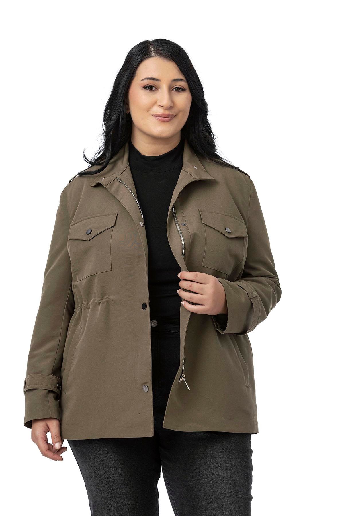 TEK KALANLARBüyük Beden Beli Tünelli Fermuar ve Çıt Çıt  Kapamalı Astarlı Cepli Haki TrençkotDISENTIS MODESTBüyük Beden Beli Tünelli Fermuar ve Çıt Çıt  Kapamalı Astarlı Cepli Haki Trençkot