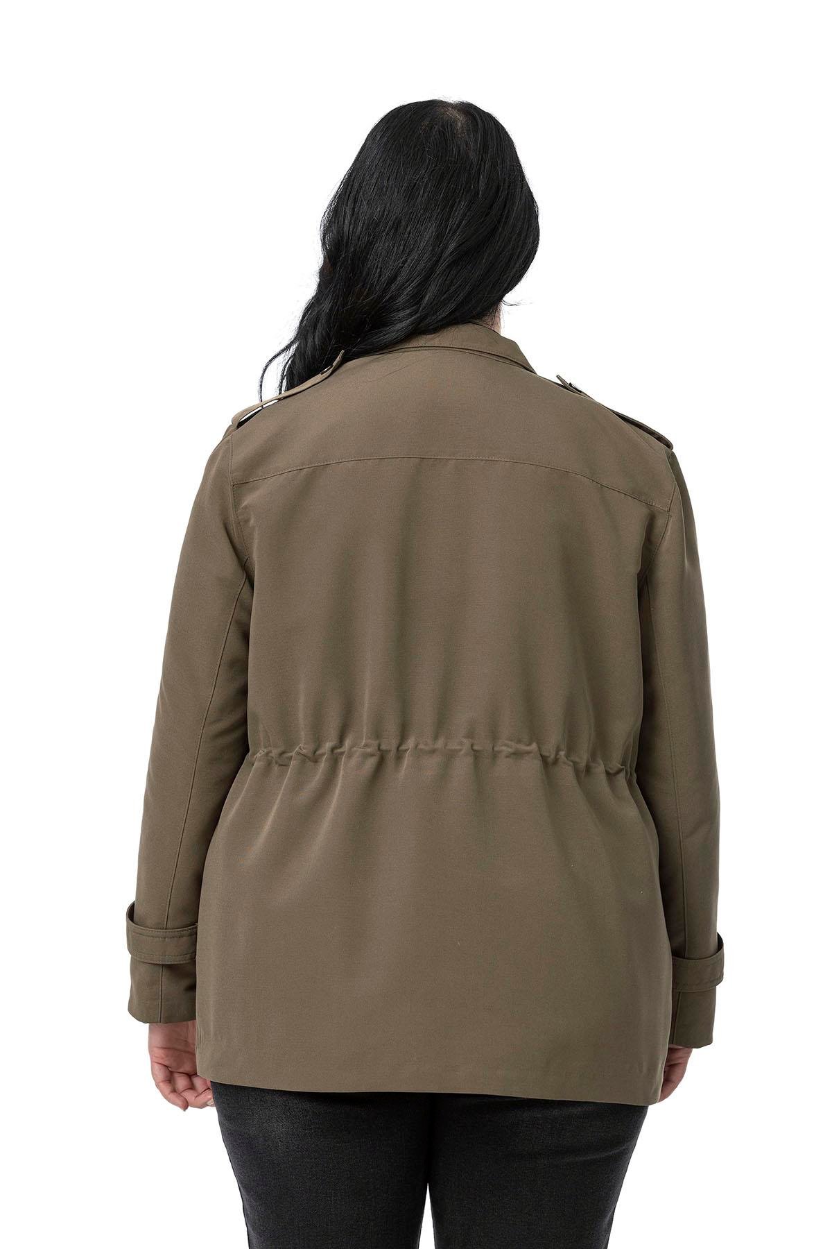 TEK KALANLARBüyük Beden Beli Tünelli Fermuar ve Çıt Çıt  Kapamalı Astarlı Cepli Haki TrençkotDISENTIS MODESTBüyük Beden Beli Tünelli Fermuar ve Çıt Çıt  Kapamalı Astarlı Cepli Haki Trençkot