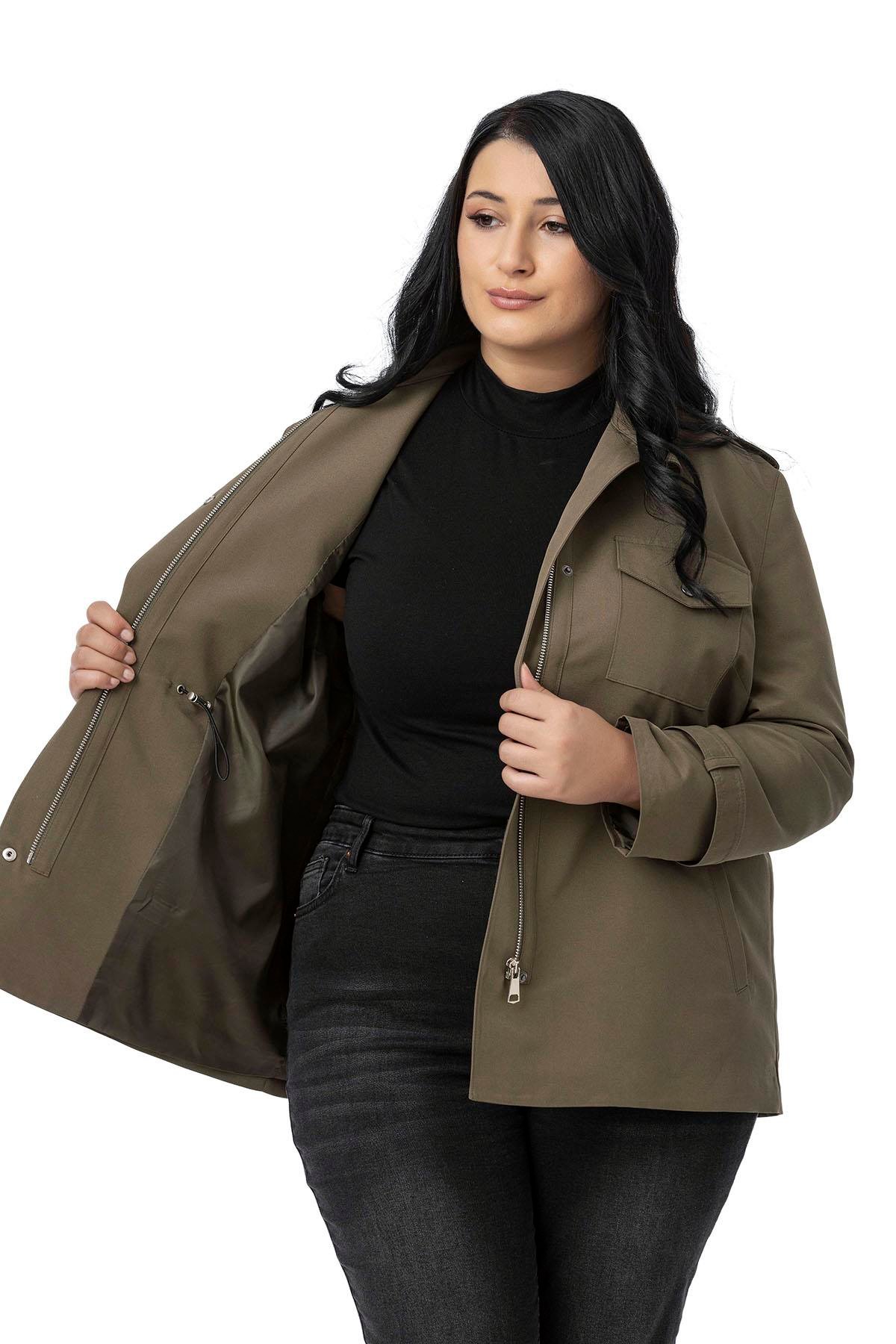 TEK KALANLARBüyük Beden Beli Tünelli Fermuar ve Çıt Çıt  Kapamalı Astarlı Cepli Haki TrençkotDISENTIS MODESTBüyük Beden Beli Tünelli Fermuar ve Çıt Çıt  Kapamalı Astarlı Cepli Haki Trençkot