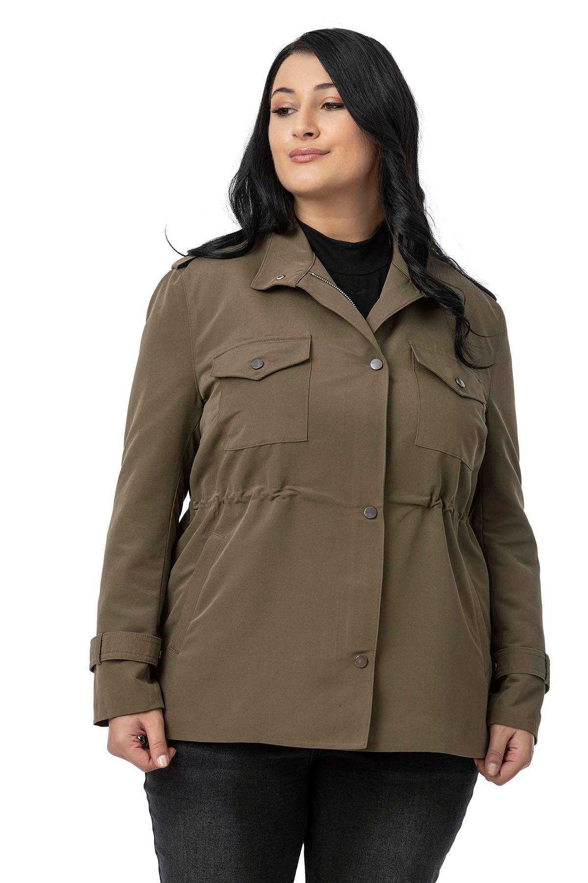 TEK KALANLARBüyük Beden Beli Tünelli Fermuar ve Çıt Çıt  Kapamalı Astarlı Cepli Haki TrençkotDISENTIS MODESTBüyük Beden Beli Tünelli Fermuar ve Çıt Çıt  Kapamalı Astarlı Cepli Haki Trençkot