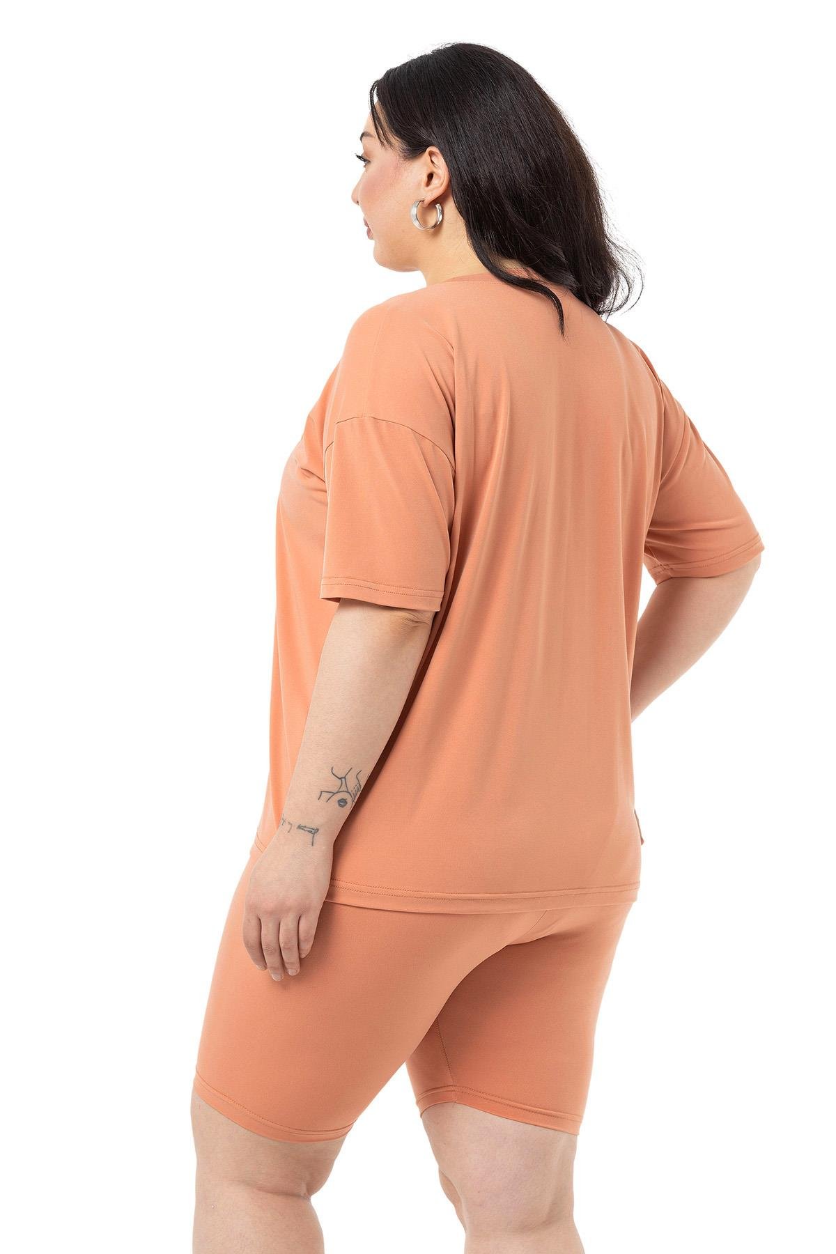 TEK KALANLARBüyük Beden Bisiklet Yaka Yarım Kol Tshirt ve Kısa Tayt Somon Rengi İkili TakımDISENTIS MODESTBüyük Beden Bisiklet Yaka Yarım Kol Penye ve Kısa Tayt Somon Rengi İkili Takım