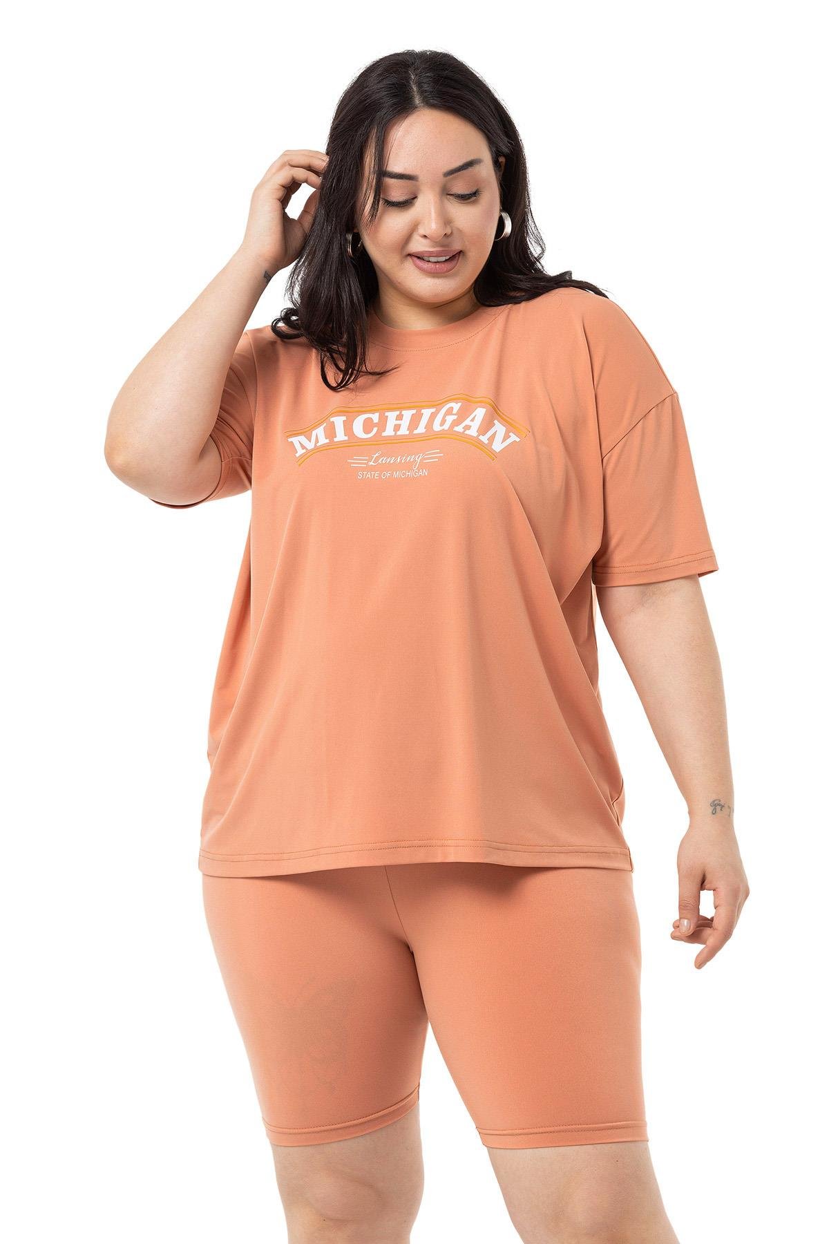 TEK KALANLARBüyük Beden Bisiklet Yaka Yarım Kol Tshirt ve Kısa Tayt Somon Rengi İkili TakımDISENTIS MODESTBüyük Beden Bisiklet Yaka Yarım Kol Penye ve Kısa Tayt Somon Rengi İkili Takım