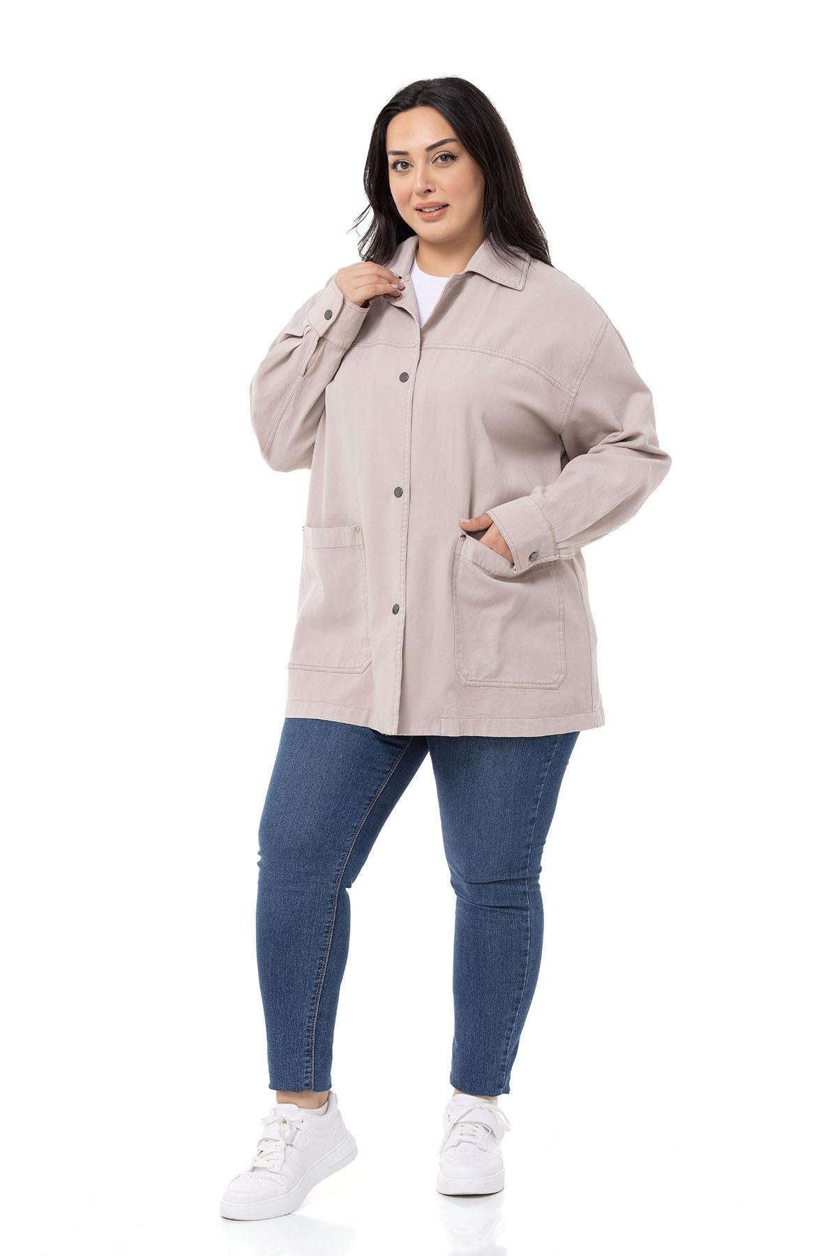 TEK KALANLARBüyük Beden Cepli Çıt Çıt Düğmeli Bej Gabardin GömlekDISENTIS MODESTBüyük Beden Cepli Çıt Çıt Düğmeli Bej Gabardin Gömlek