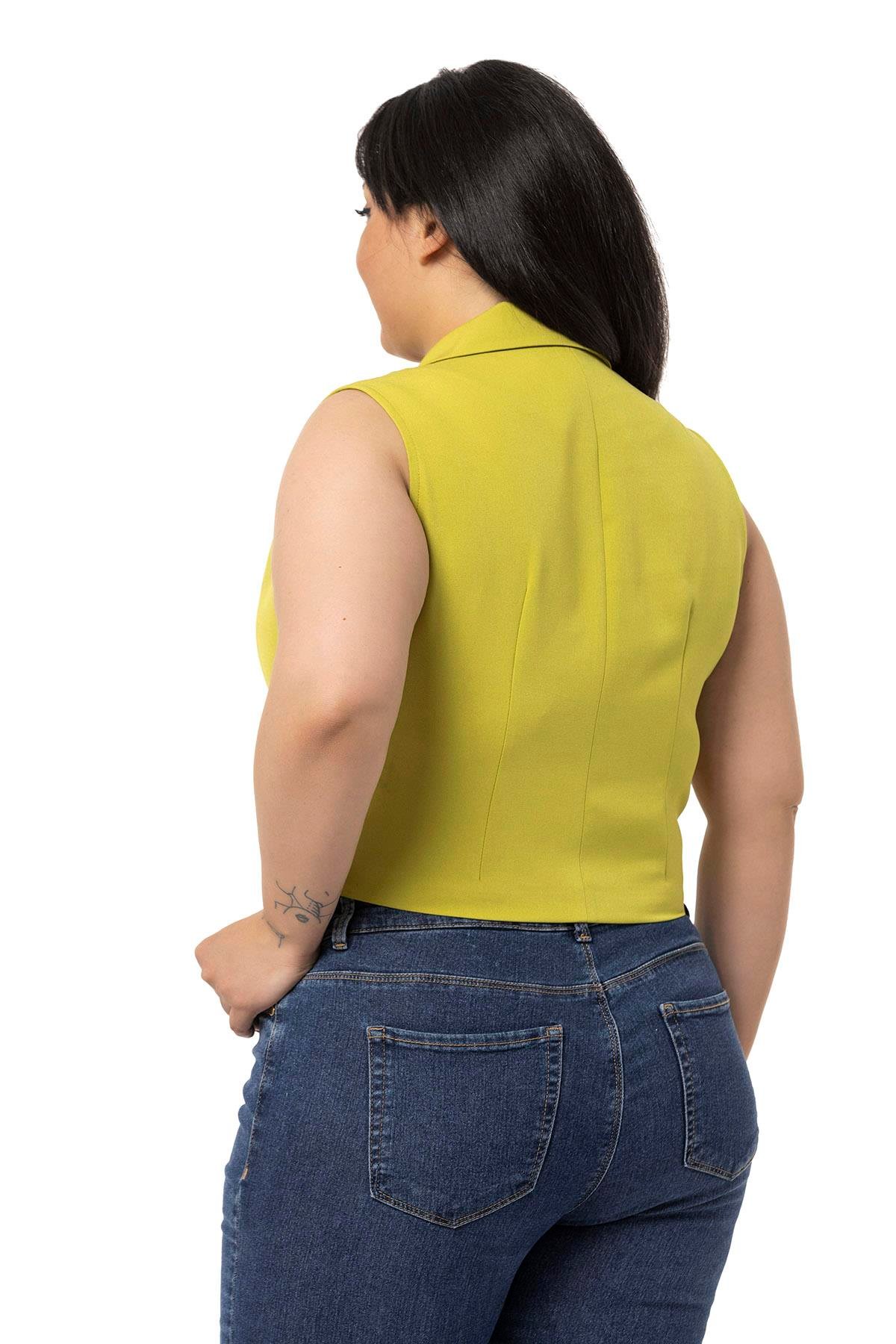 TEK KALANLARBüyük Beden Düğme Detaylı Gömlek Yaka Astarsız Mini Fıstık Yeşili YelekDISENTIS MODESTBüyük Beden Düğme Detaylı Gömlek Yaka Astarsız Mini Fıstık Yeşili Yelek