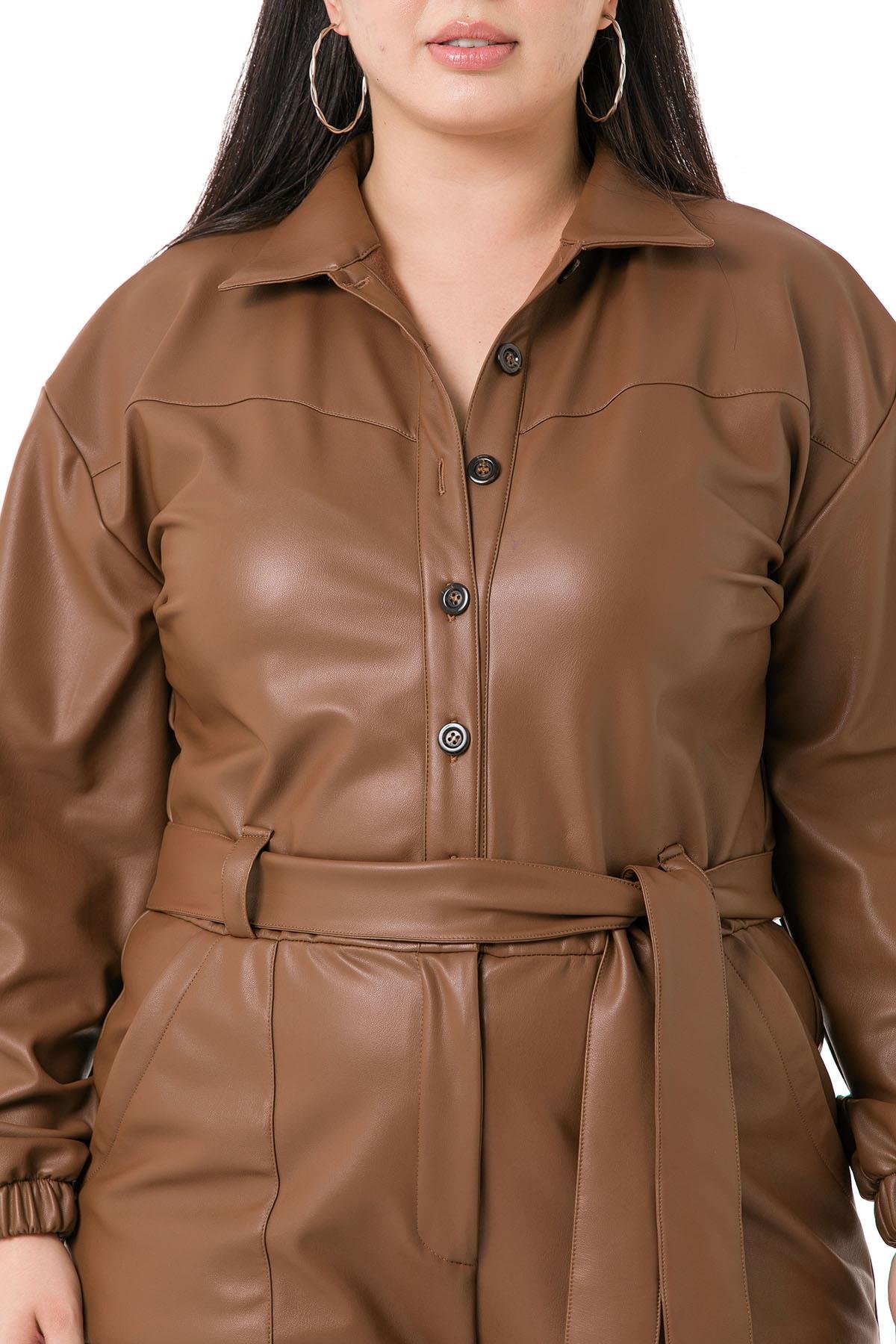 TEK KALANLARBüyük Beden Geniş Paça Beli Büzgülü ve Kuşaklı Gömlek Yaka Kahverengi Deri TulumDISENTIS MODESTBüyük Beden Geniş Paça Beli Büzgülü ve Kuşaklı Gömlek Yaka Kahverengi Deri Tulum