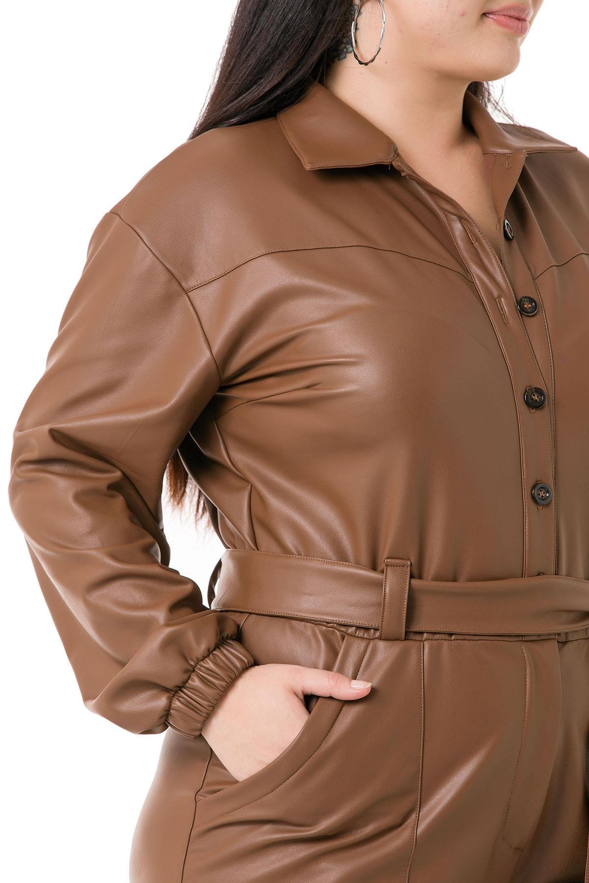 TEK KALANLARBüyük Beden Geniş Paça Beli Büzgülü ve Kuşaklı Gömlek Yaka Kahverengi Deri TulumDISENTIS MODESTBüyük Beden Geniş Paça Beli Büzgülü ve Kuşaklı Gömlek Yaka Kahverengi Deri Tulum