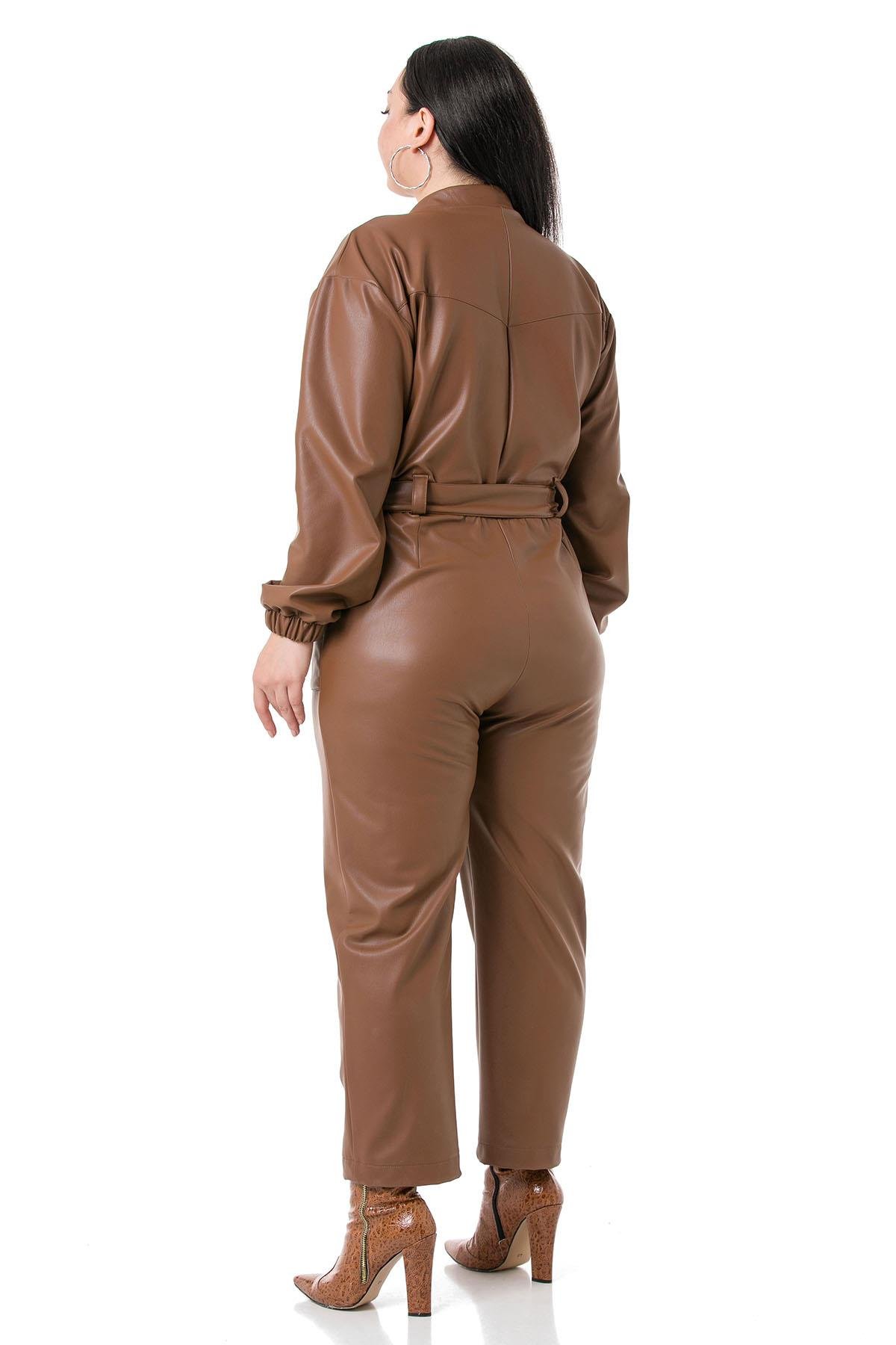 TEK KALANLARBüyük Beden Geniş Paça Beli Büzgülü ve Kuşaklı Gömlek Yaka Kahverengi Deri TulumDISENTIS MODESTBüyük Beden Geniş Paça Beli Büzgülü ve Kuşaklı Gömlek Yaka Kahverengi Deri Tulum