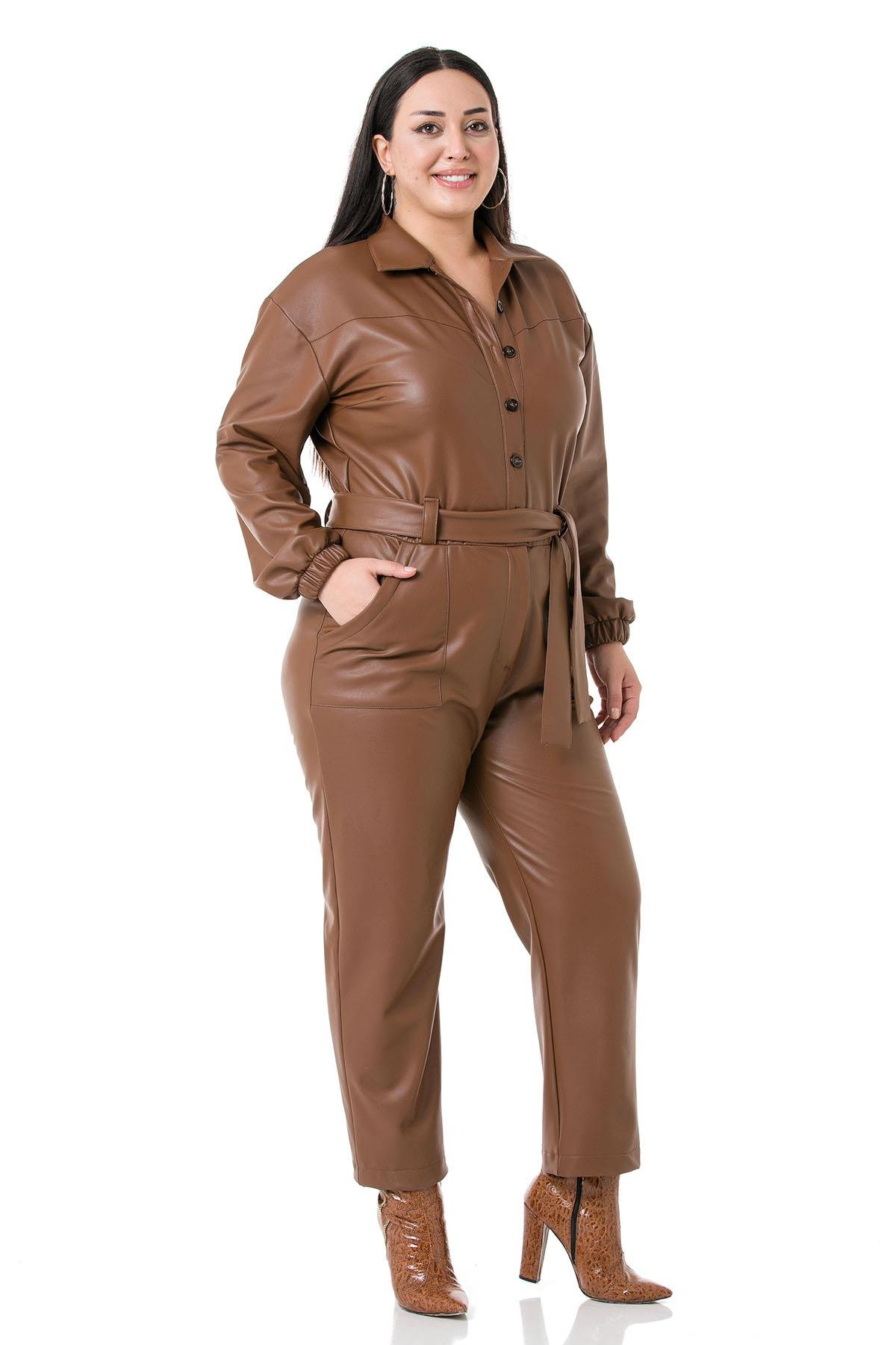 TEK KALANLARBüyük Beden Geniş Paça Beli Büzgülü ve Kuşaklı Gömlek Yaka Kahverengi Deri TulumDISENTIS MODESTBüyük Beden Geniş Paça Beli Büzgülü ve Kuşaklı Gömlek Yaka Kahverengi Deri Tulum