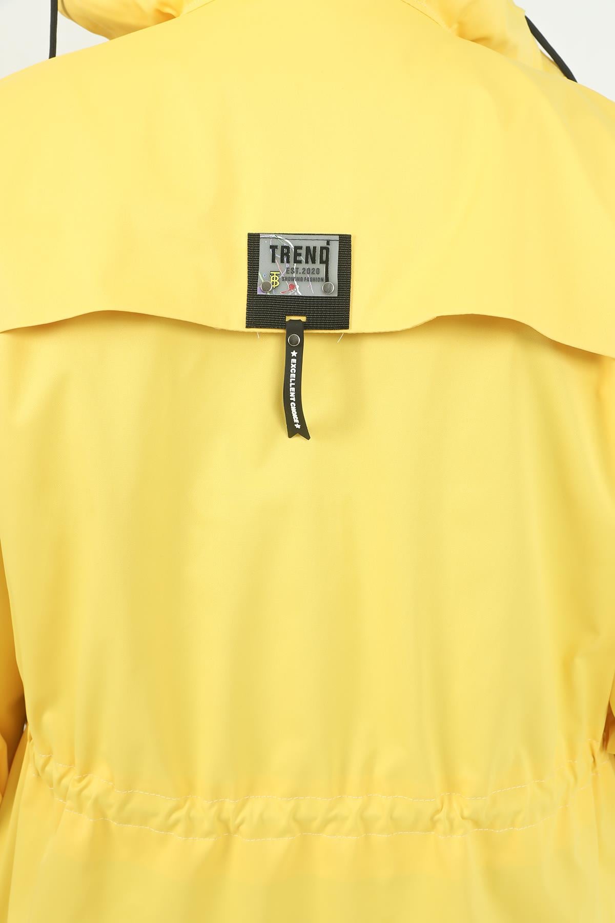 TEK KALANLARDisentis Modest Kapüşonlu Beli Tünelli Cepli Çıtçıtlı Sarı Trençkot DISENTIS MODESTBüyük Beden Kapüşonlu Beli Tünelli Cepli Çıtçıtlı Sarı Trençkot 