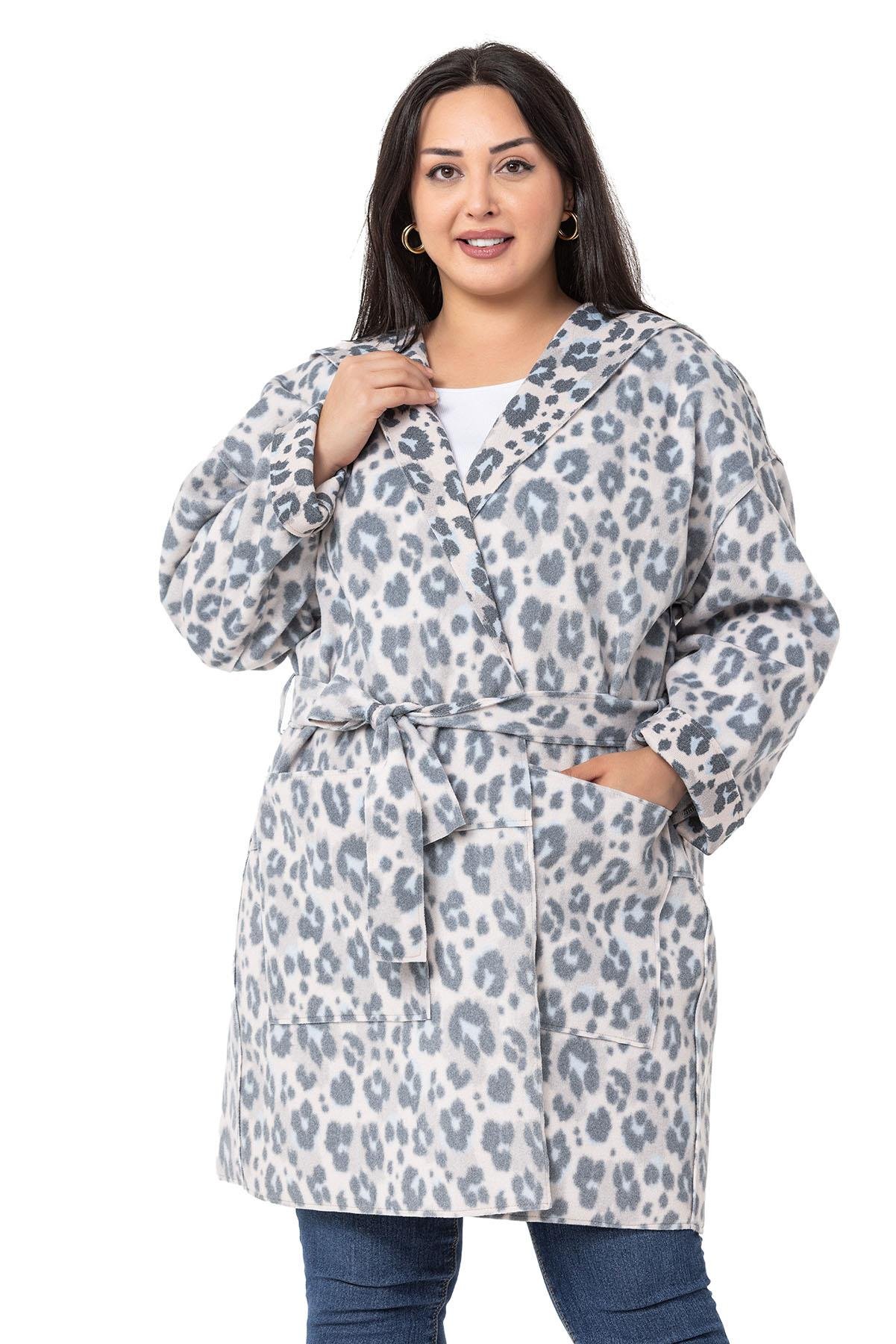 TEK KALANLARDisentis Modest Kapüşonlu Cepli Kuşak Bağlamalı Leopar Desen Gri HırkaDISENTIS MODESTBüyük Beden Kapüşonlu Cepli Kuşak Bağlamalı Leopar Desen Gri Hırka