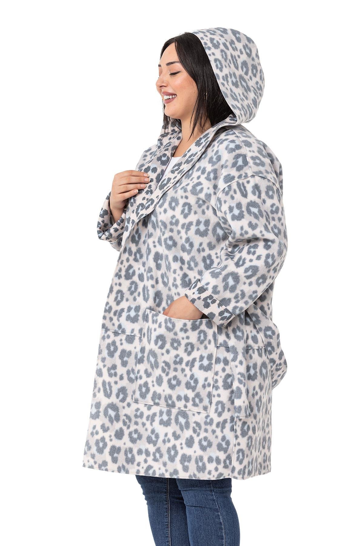 TEK KALANLARDisentis Modest Kapüşonlu Cepli Kuşak Bağlamalı Leopar Desen Gri HırkaDISENTIS MODESTBüyük Beden Kapüşonlu Cepli Kuşak Bağlamalı Leopar Desen Gri Hırka