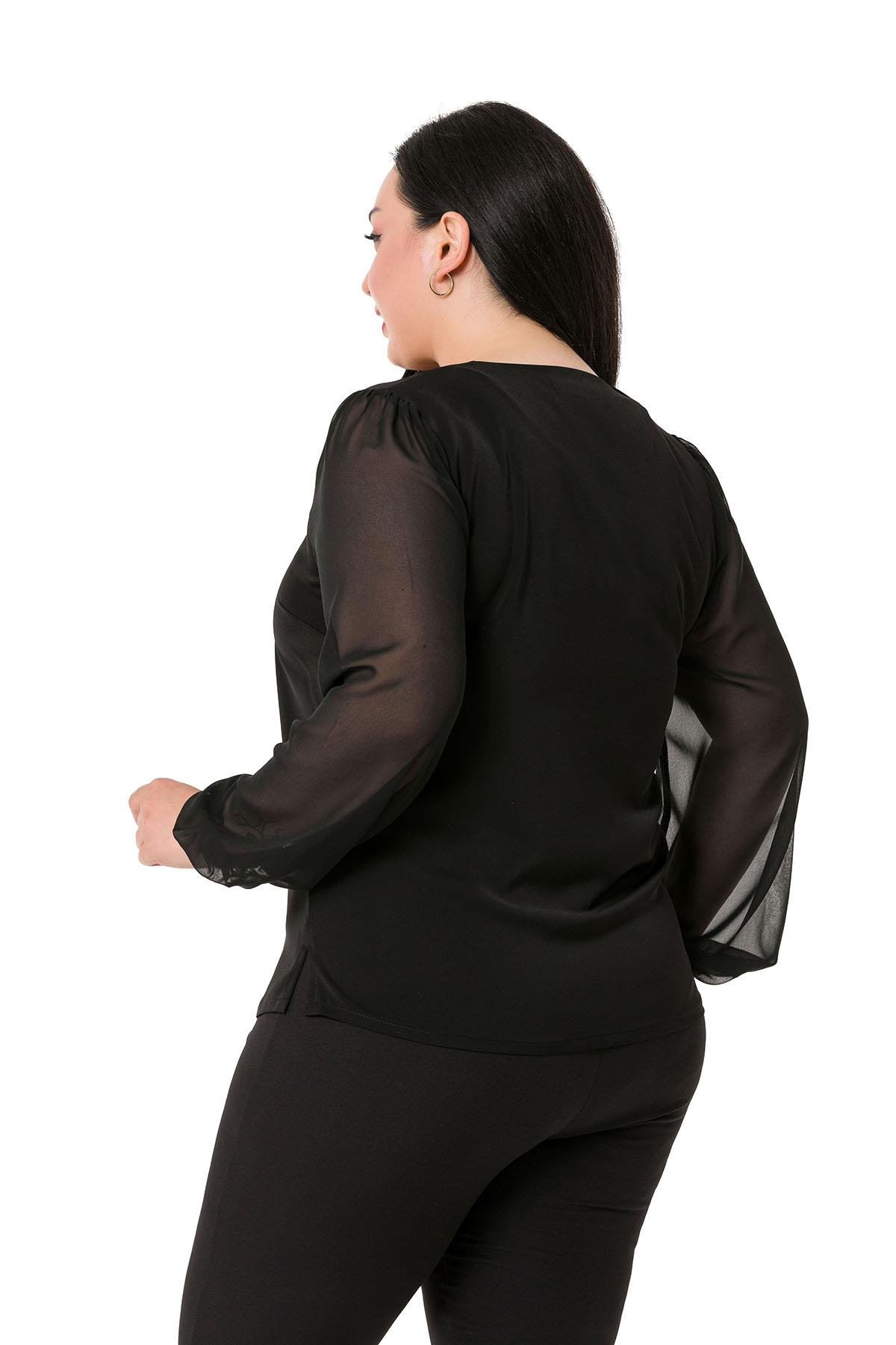 TEK KALANLARBüyük Beden Kare Yaka Kolları Şifon Yanları Yırtmaçlı Siyah Saten BluzDISENTIS MODESTBüyük Beden Kare Yaka Kolları Şifon Yanları Yırtmaçlı Siyah Saten Bluz