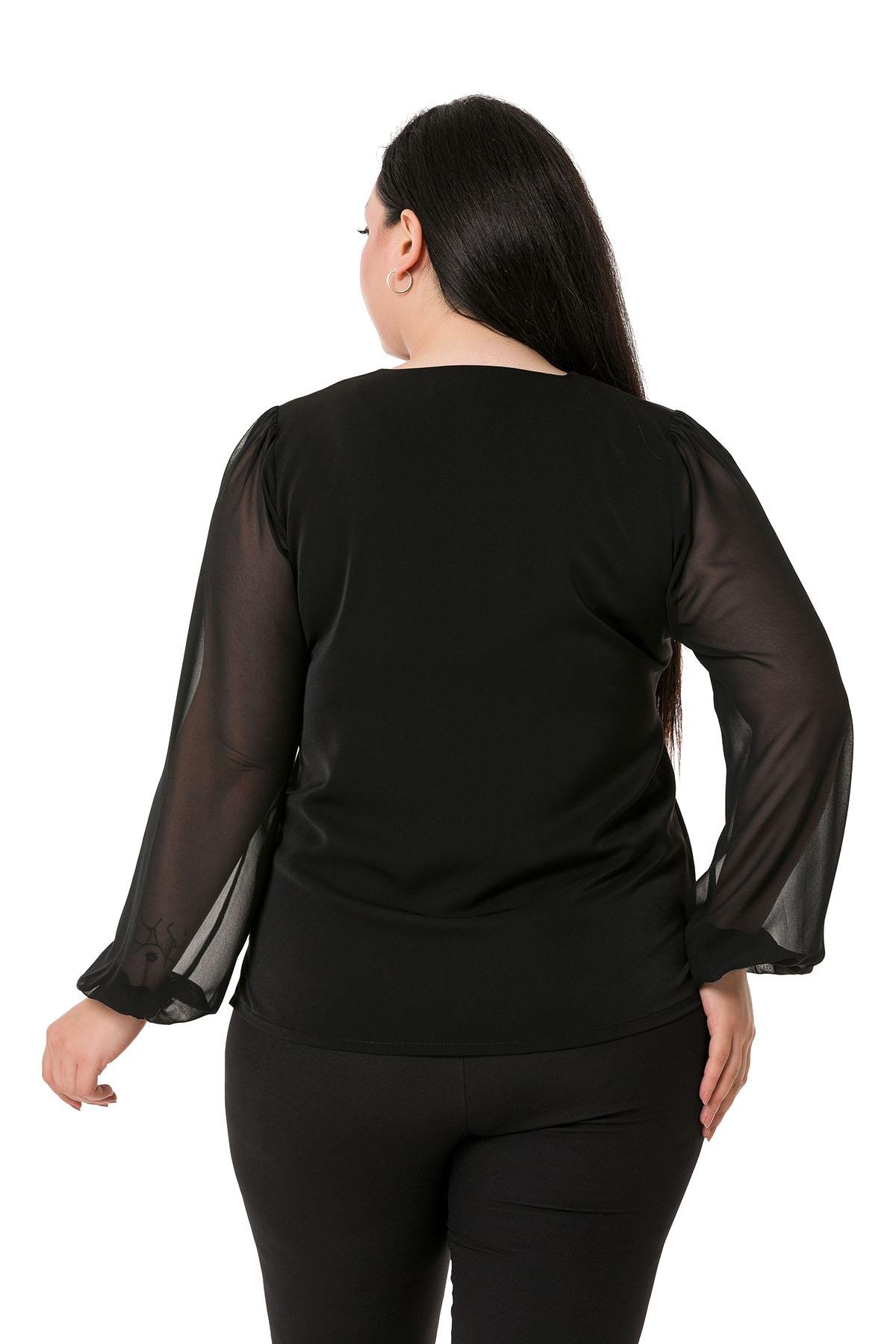 TEK KALANLARBüyük Beden Kare Yaka Kolları Şifon Yanları Yırtmaçlı Siyah Saten BluzDISENTIS MODESTBüyük Beden Kare Yaka Kolları Şifon Yanları Yırtmaçlı Siyah Saten Bluz