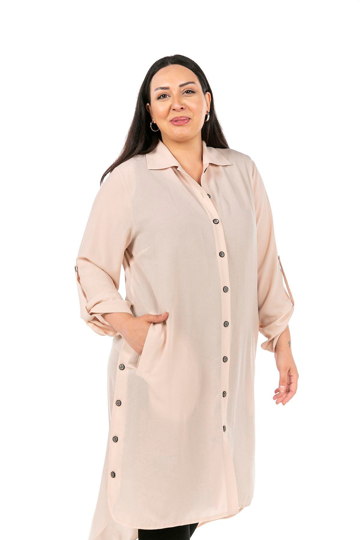 TEK KALANLARBüyük Beden Katlamalı Kollu Yanları Düğmeli Uzun Krem Tunik GömlekDISENTIS MODESTBüyük Beden Katlamalı Kollu Yanları Düğmeli Uzun Krem Tunik Gömlek