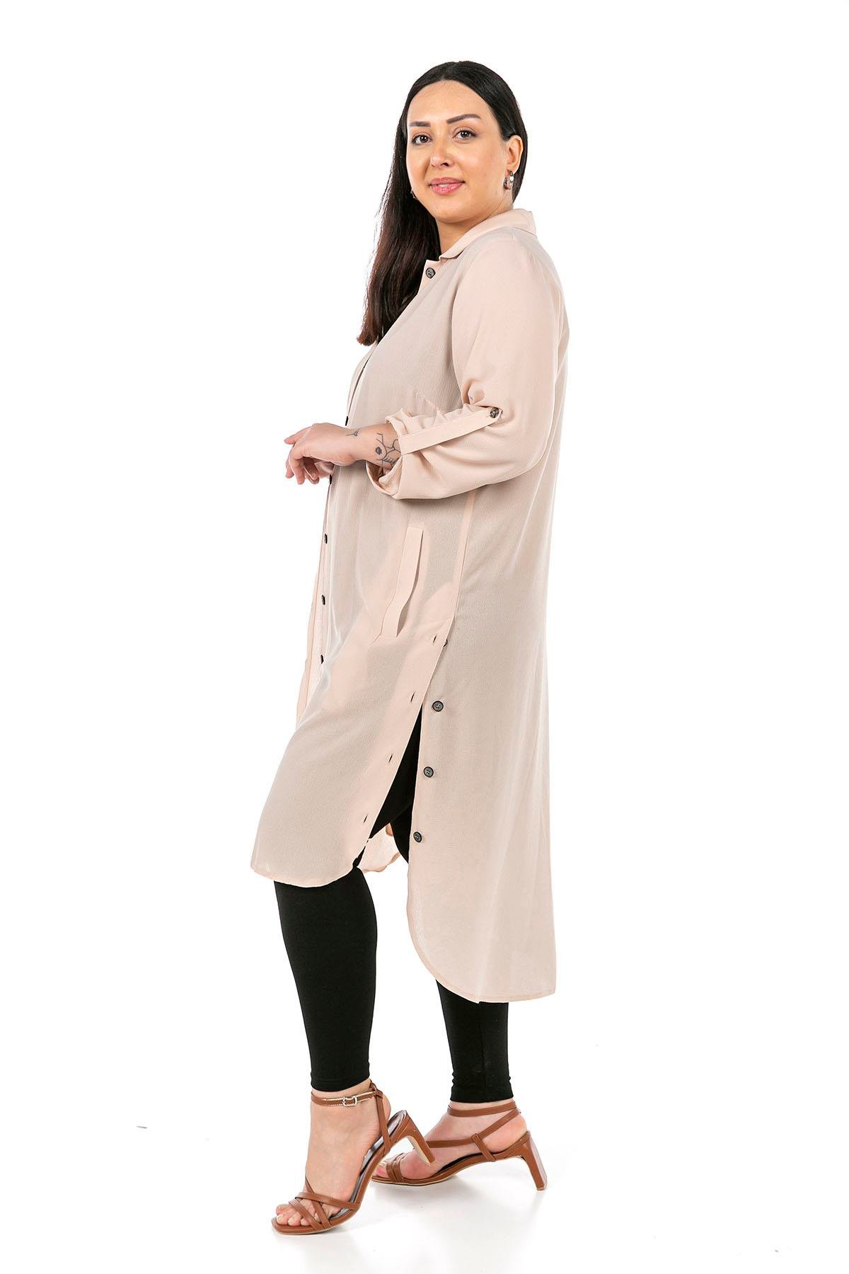 TEK KALANLARBüyük Beden Katlamalı Kollu Yanları Düğmeli Uzun Krem Tunik GömlekDISENTIS MODESTBüyük Beden Katlamalı Kollu Yanları Düğmeli Uzun Krem Tunik Gömlek