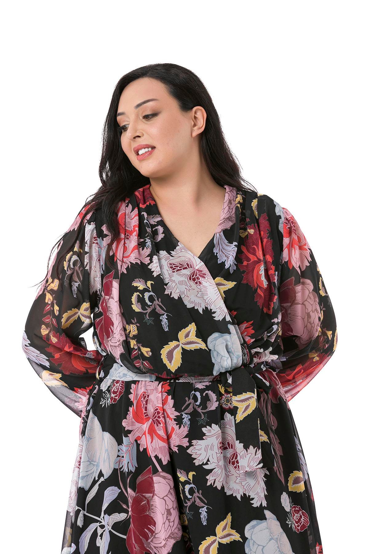 TEK KALANLARBüyük Beden Kruvaze Yaka Astarlı Beli Lastikli ve Kuşaklı Maksi Boy Çiçek Desenli Siyah Şifon ElbiseDISENTIS MODESTBüyük Beden Kruvaze Yaka Astarlı Beli Lastikli ve Kuşaklı Maksi Boy Çiçek Desenli Siyah Şifon Elbise