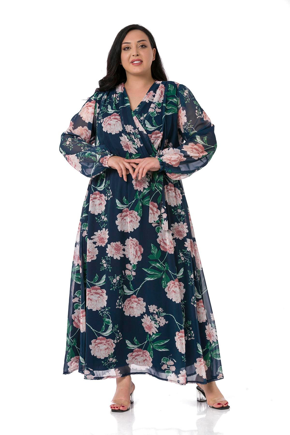 TEK KALANLARBüyük Beden Kruvaze Yaka Astarlı Beli Lastikli ve Kuşaklı Maksi Boy Çiçek Desenli Mavi Şifon ElbiseDISENTIS MODESTBüyük Beden Kruvaze Yaka Astarlı Beli Lastikli ve Kuşaklı Maksi Boy Çiçek Desenli Mavi Şifon Elbise