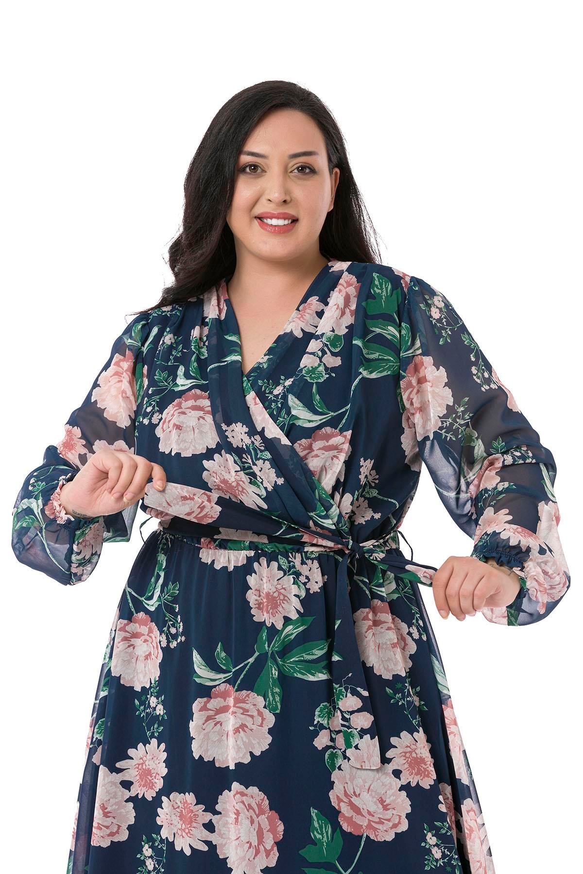 TEK KALANLARBüyük Beden Kruvaze Yaka Astarlı Beli Lastikli ve Kuşaklı Maksi Boy Çiçek Desenli Mavi Şifon ElbiseDISENTIS MODESTBüyük Beden Kruvaze Yaka Astarlı Beli Lastikli ve Kuşaklı Maksi Boy Çiçek Desenli Mavi Şifon Elbise