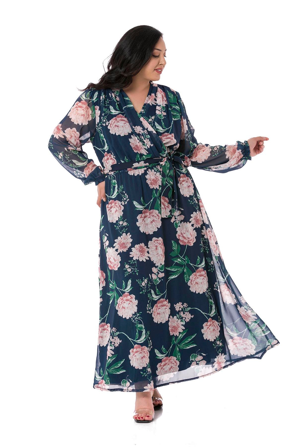 TEK KALANLARBüyük Beden Kruvaze Yaka Astarlı Beli Lastikli ve Kuşaklı Maksi Boy Çiçek Desenli Mavi Şifon ElbiseDISENTIS MODESTBüyük Beden Kruvaze Yaka Astarlı Beli Lastikli ve Kuşaklı Maksi Boy Çiçek Desenli Mavi Şifon Elbise