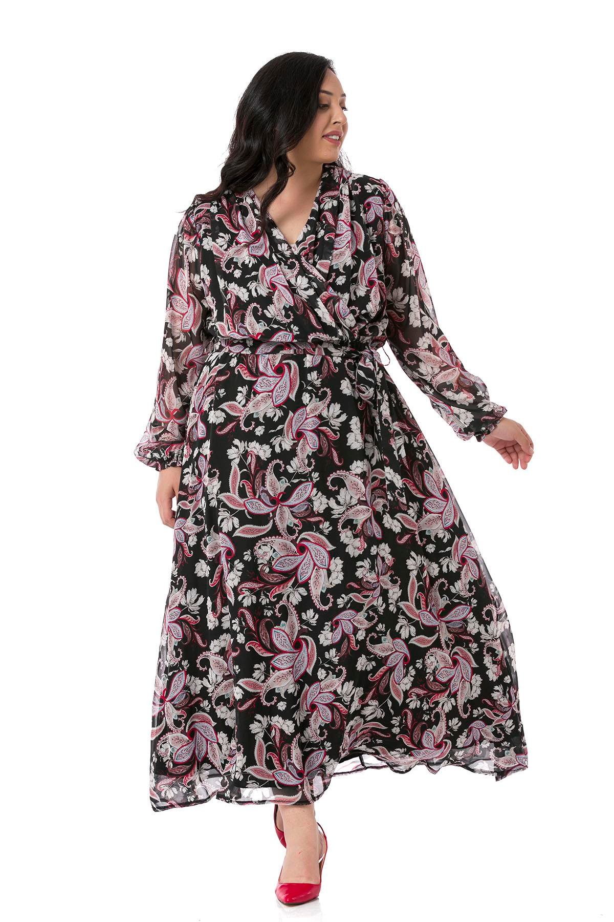 TEK KALANLARBüyük Beden Kruvaze Yaka Astarlı Beli Lastikli ve Kuşaklı Maksi Boy Şal Desenli Siyah Şifon ElbiseDISENTIS MODESTBüyük Beden Kruvaze Yaka Astarlı Beli Lastikli ve Kuşaklı Maksi Boy Şal Desenli Siyah Şifon Elbise