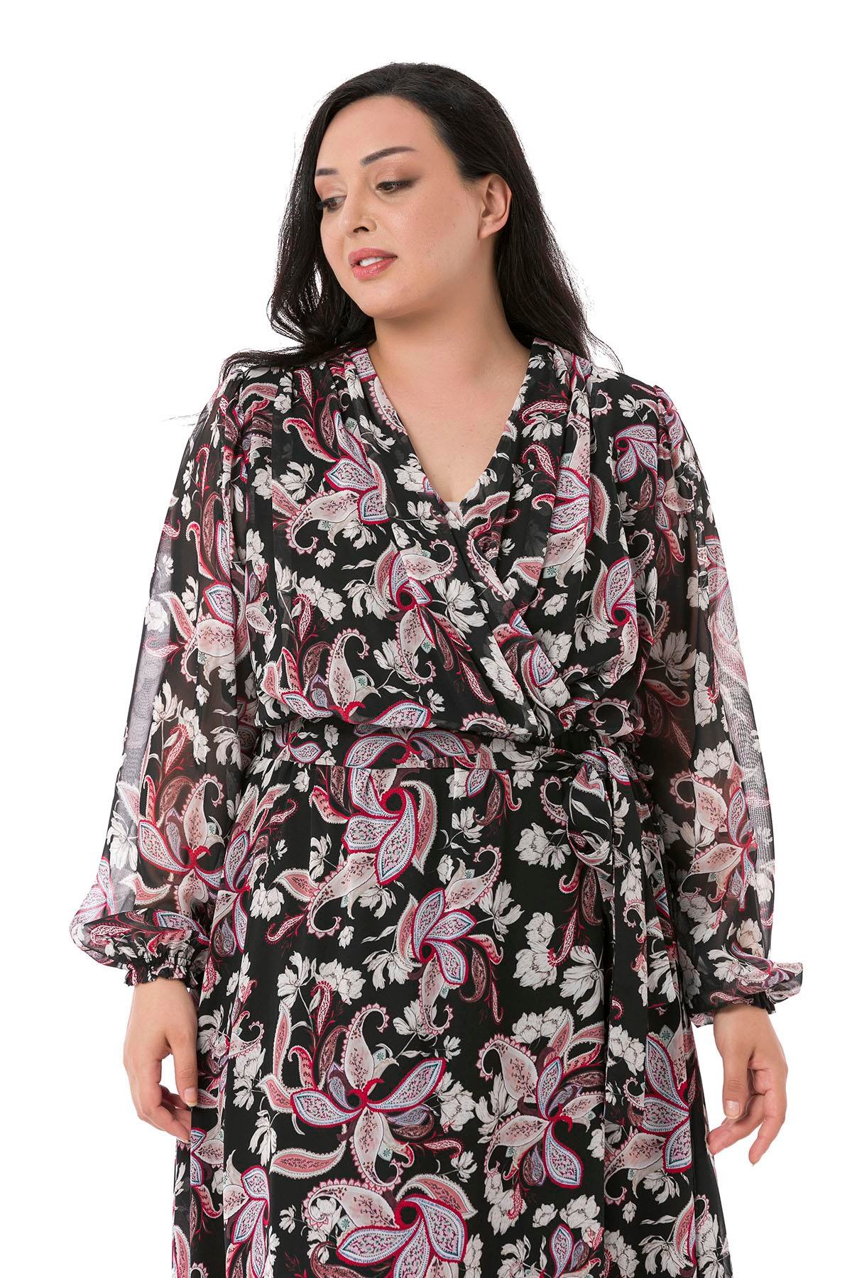 TEK KALANLARBüyük Beden Kruvaze Yaka Astarlı Beli Lastikli ve Kuşaklı Maksi Boy Şal Desenli Siyah Şifon ElbiseDISENTIS MODESTBüyük Beden Kruvaze Yaka Astarlı Beli Lastikli ve Kuşaklı Maksi Boy Şal Desenli Siyah Şifon Elbise