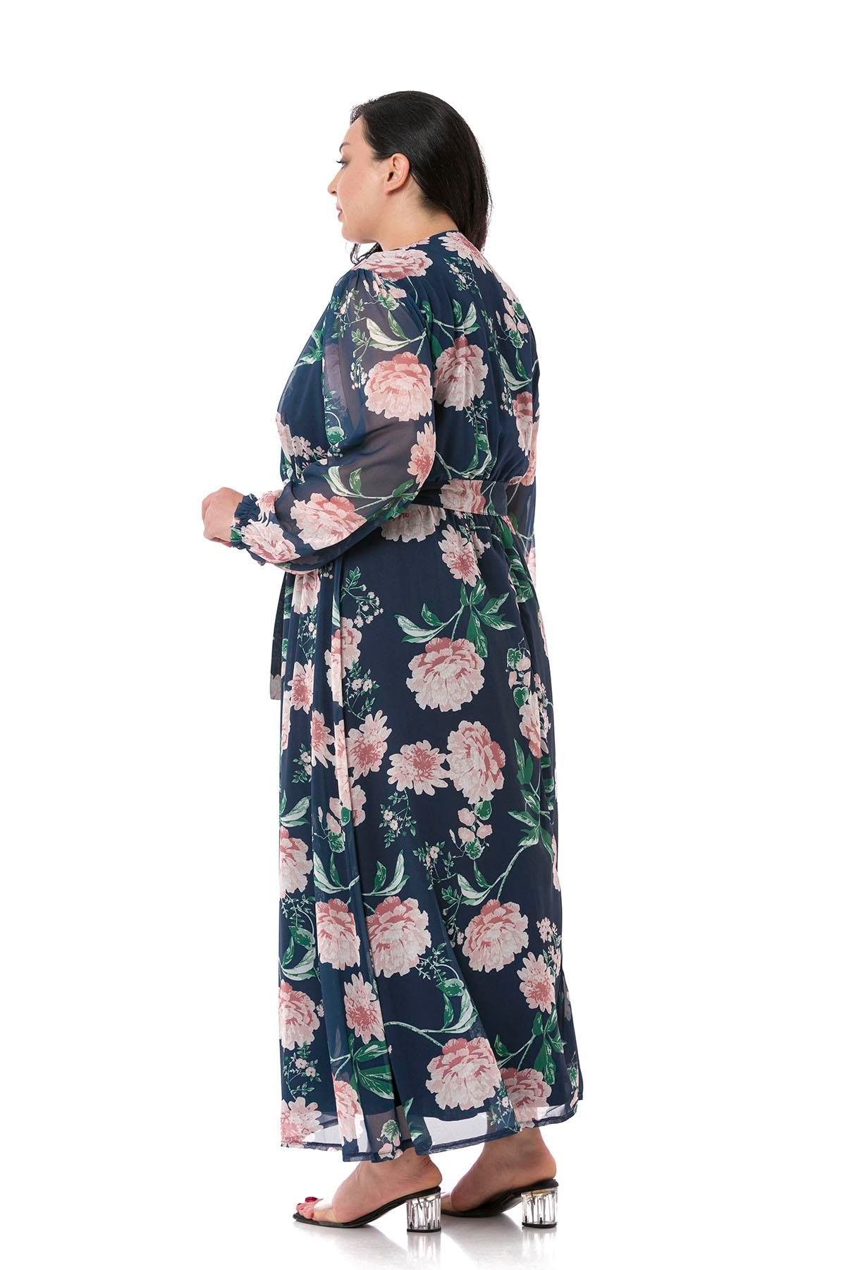 TEK KALANLARBüyük Beden Kruvaze Yaka Astarlı Beli Lastikli ve Kuşaklı Maksi Boy Çiçek Desenli Mavi Şifon ElbiseDISENTIS MODESTBüyük Beden Kruvaze Yaka Astarlı Beli Lastikli ve Kuşaklı Maksi Boy Çiçek Desenli Mavi Şifon Elbise